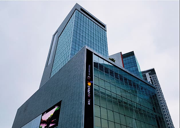CJ E&M是目前韓國最大的娛樂集團,旗下有Mnet電視台、電影公司、經紀公司等。(翻攝自Dram網站)