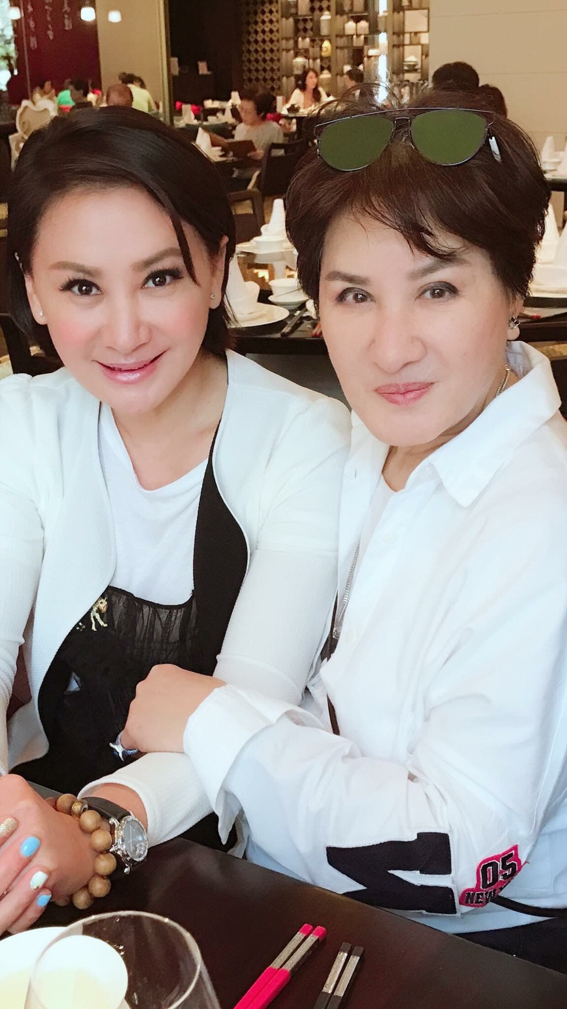 楊麗花(右)與陳亞蘭情同母女,傳言兩人太好還曾令洪文棟吃味。(翻攝自陳亞蘭臉書)