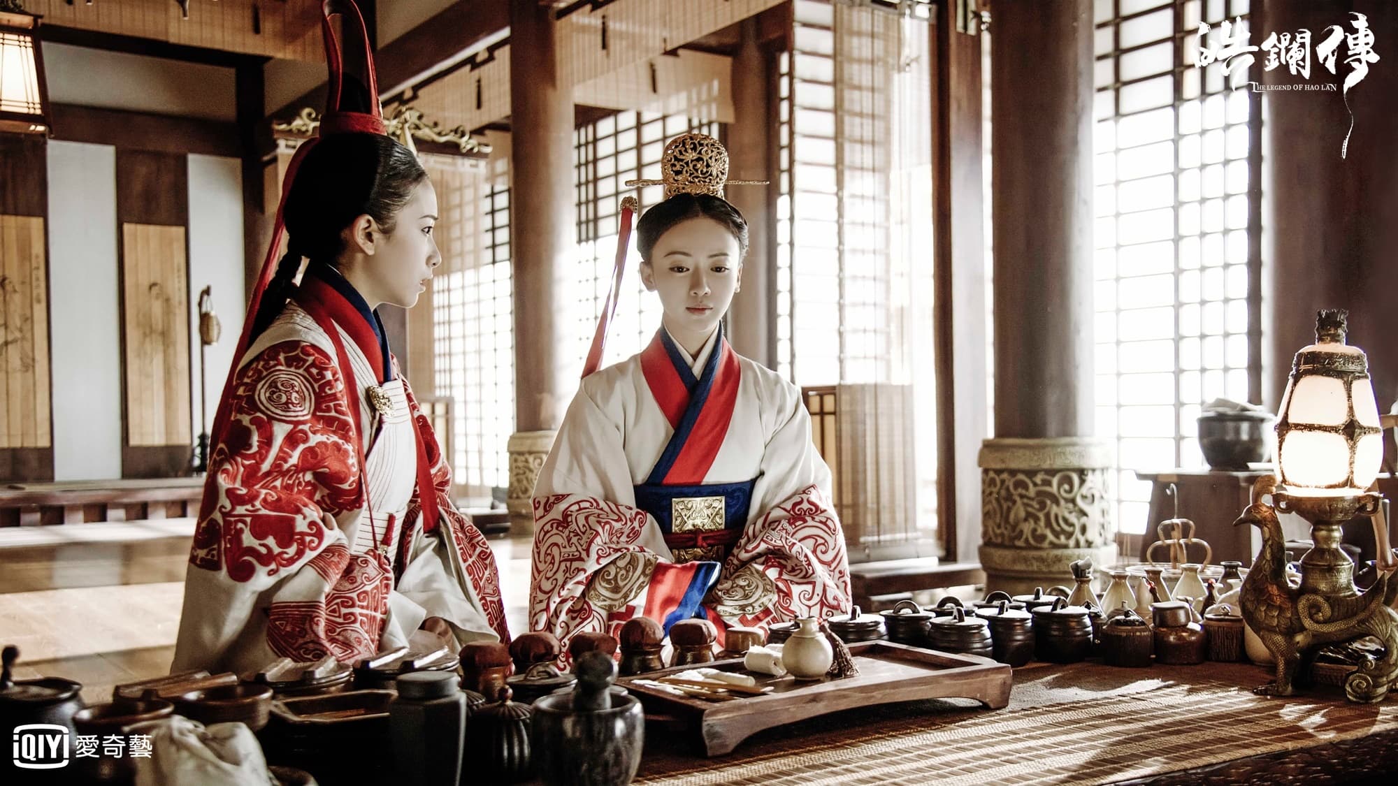 姜梓新(左)在新戲《皓鑭傳》飾演醫女殷小春,繼續守護吳謹言。(愛奇藝台灣站提供)