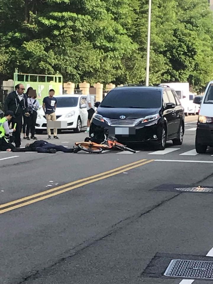 黎明幼兒園園長林金連今早騎著腳踏車撞上台中市長林佳龍靜止的座車。（翻攝徐玉紅臉書）