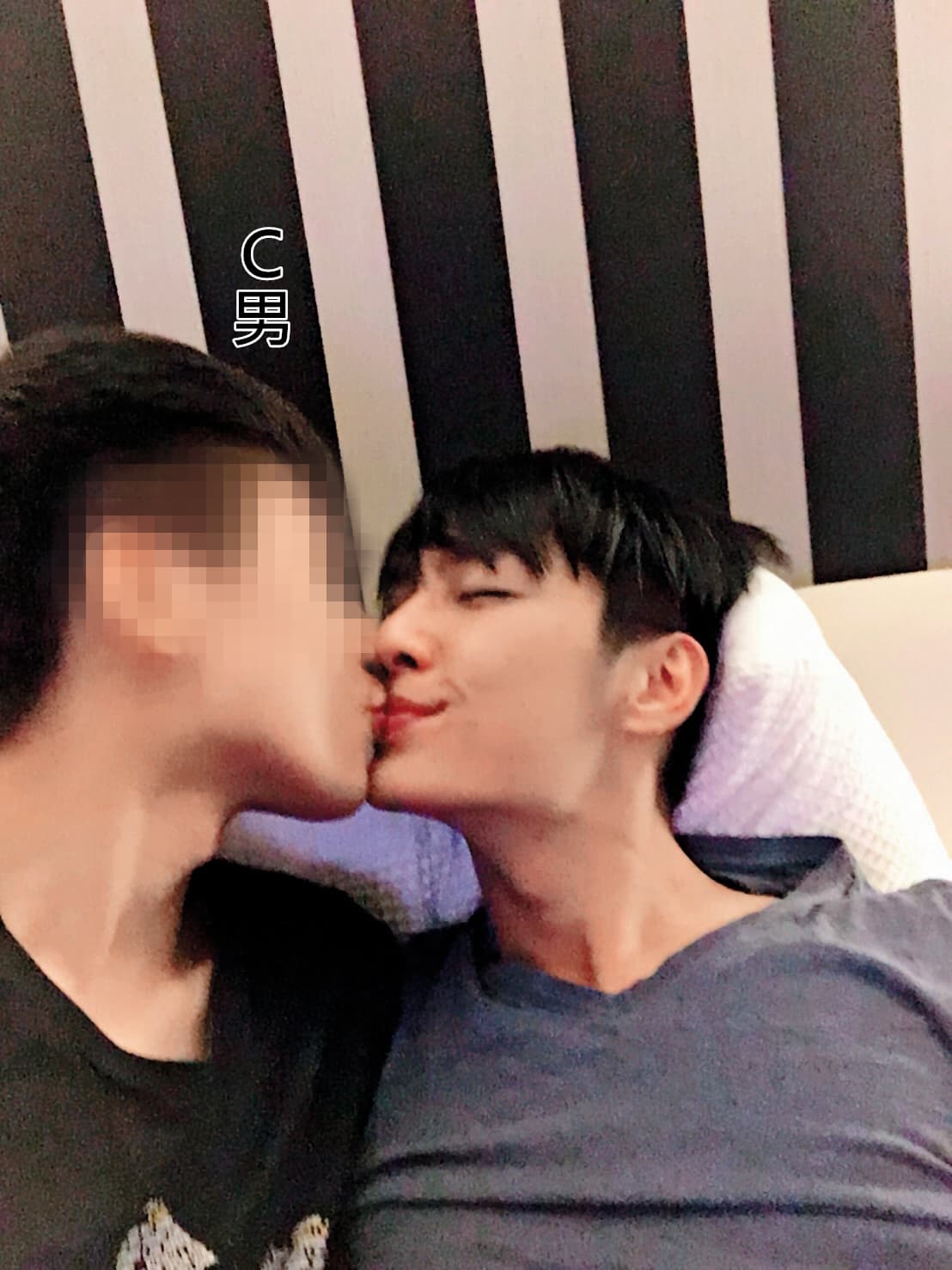 炎亞綸遭爆劈腿的B、C男照片,經過比對相同的壁紙場景,都在炎亞綸家中,因此被發現劈腿。(讀者提供)