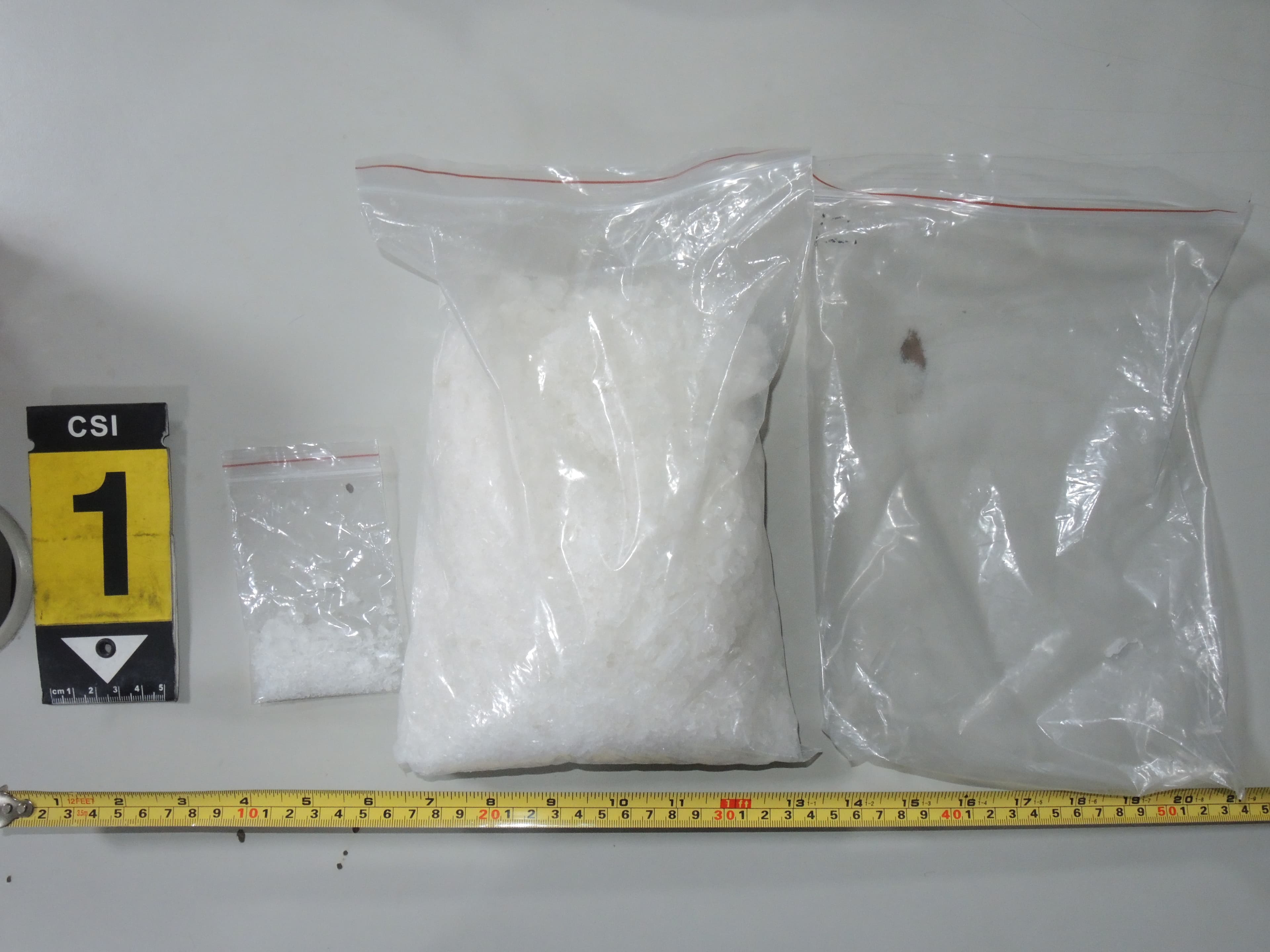 嫌犯在逃跑途中丟棄的1公斤安毒。(翻攝畫面)