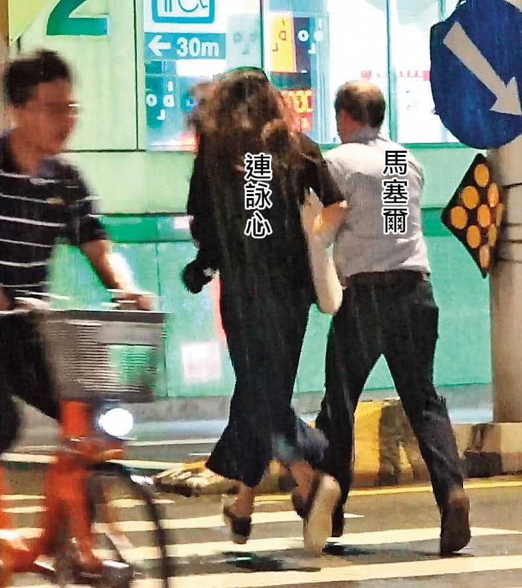 10月26日，22：14，本刊直擊馬塞爾與連詠心在回家的路上突然下雨，連詠心挽著丈夫的手小跑步過馬路。