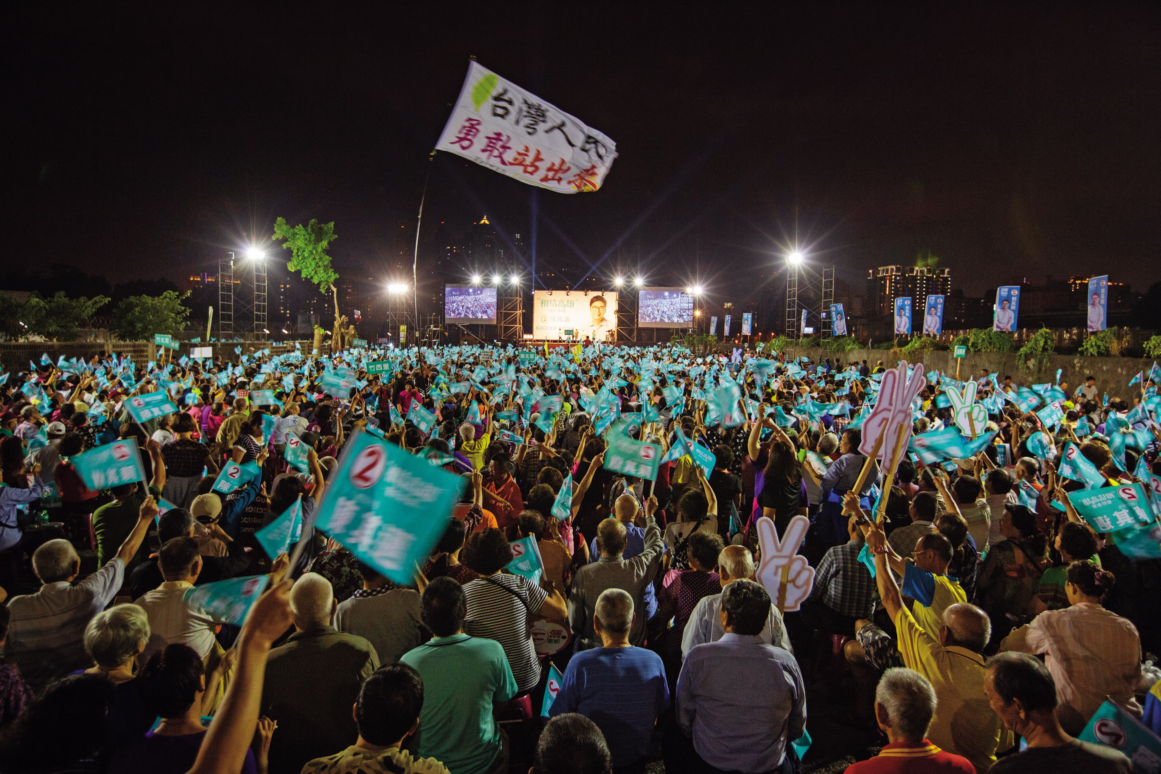 高雄市長選戰打成五五波，陳其邁陣營在選前狂辦造勢活動，盼催出支持者熱情。