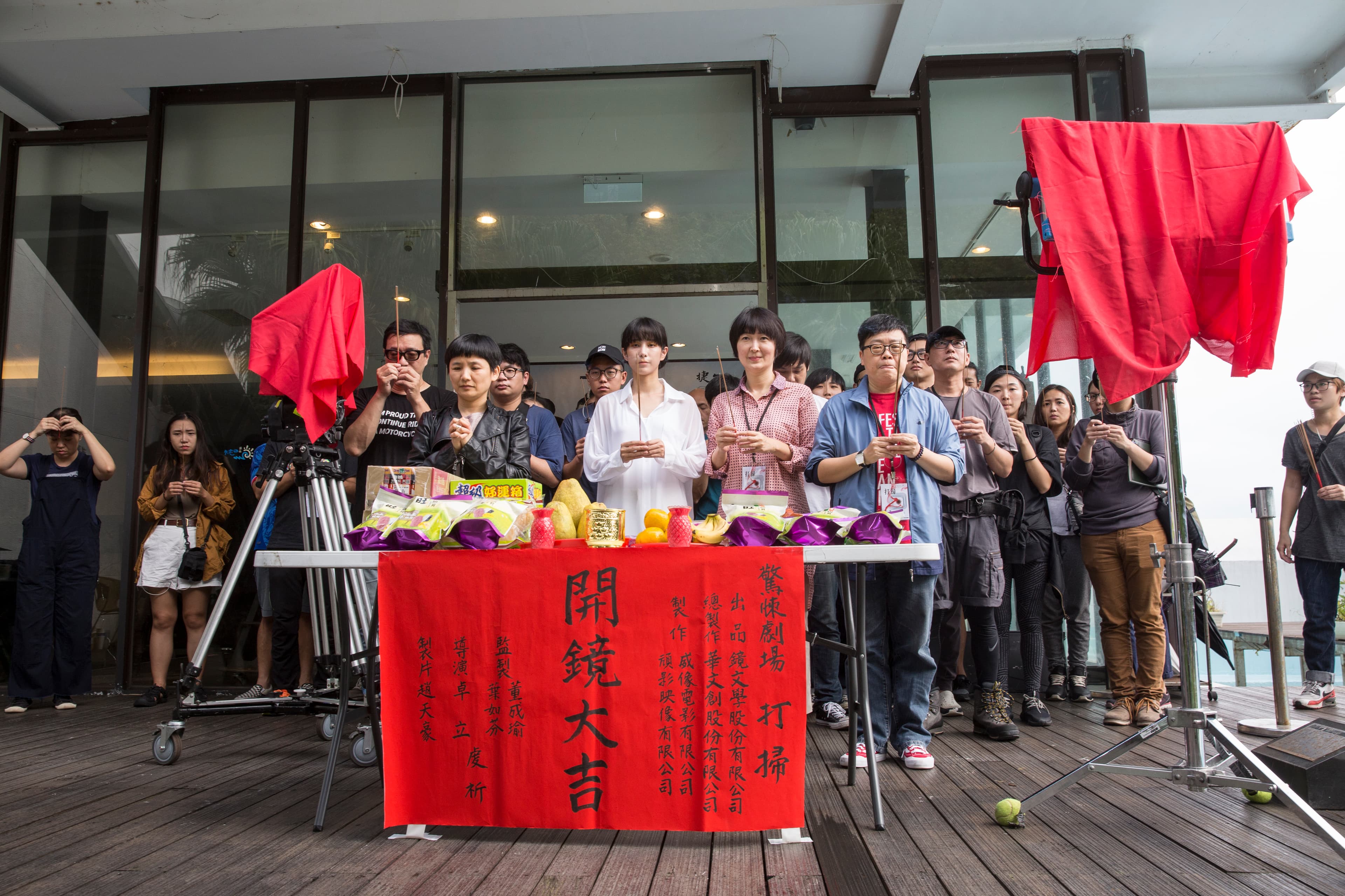 短片《打掃》率先開鏡拍攝,導演卓立率領劇組與女主角温貞菱、鏡文學總經理董成瑜及金牌監製葉如芬出席開鏡典禮。