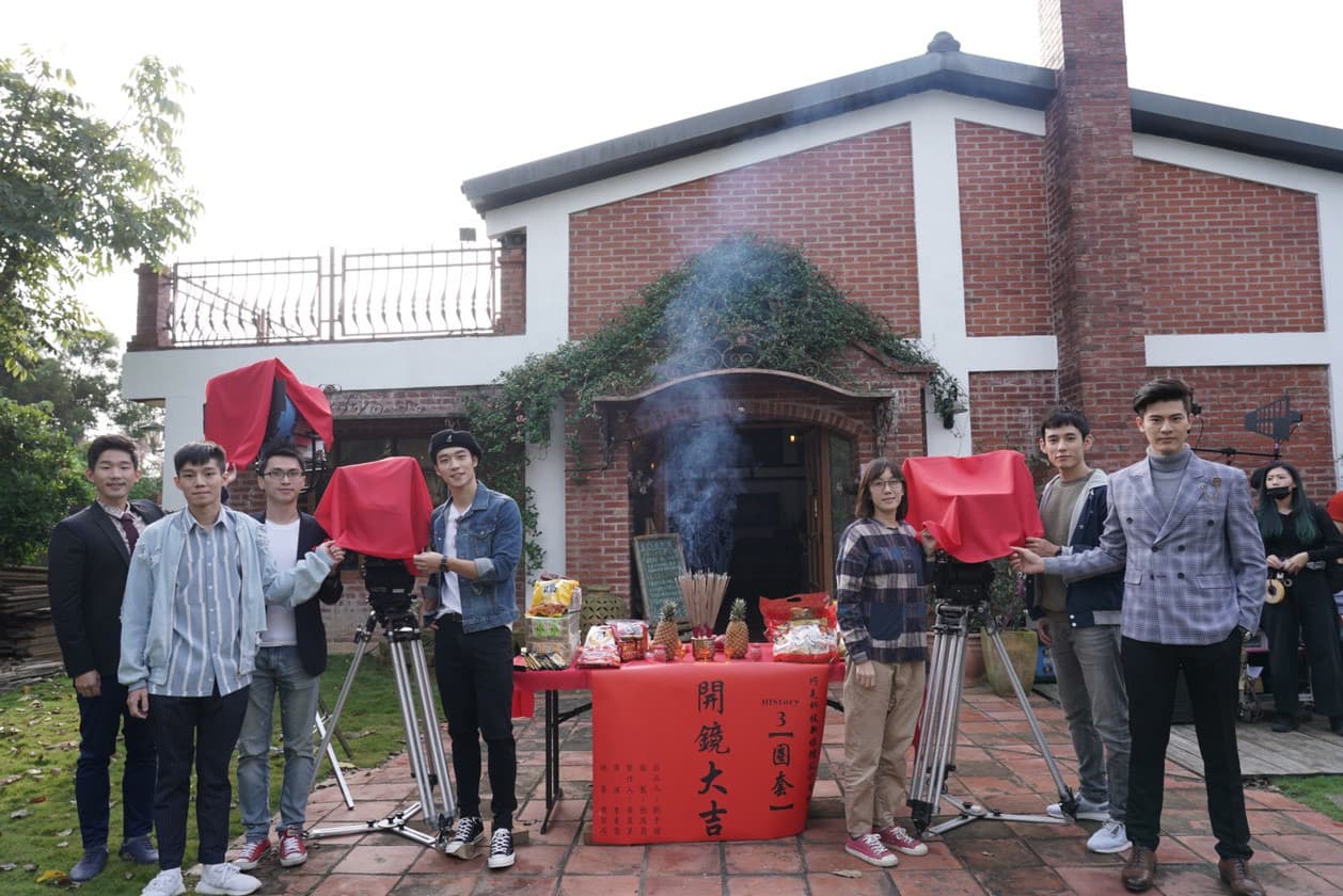 CHOCO TV 新戲《圈套》今(7)日正式開鏡,由入圍金鐘獎戲劇節目導演獎的李青蓉執導,並與四位小鮮肉合照。(CHOCO TV提供)