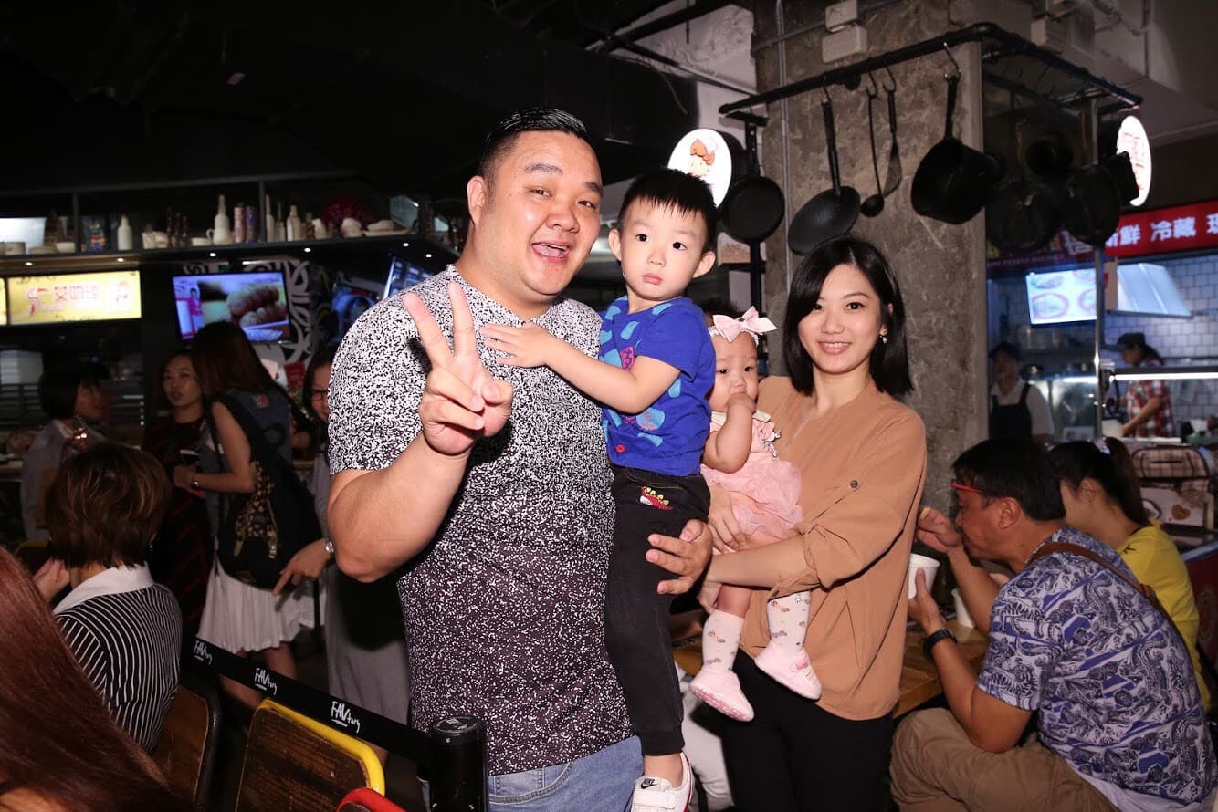 林道遠帶著老婆小孩來捧艾成的場。