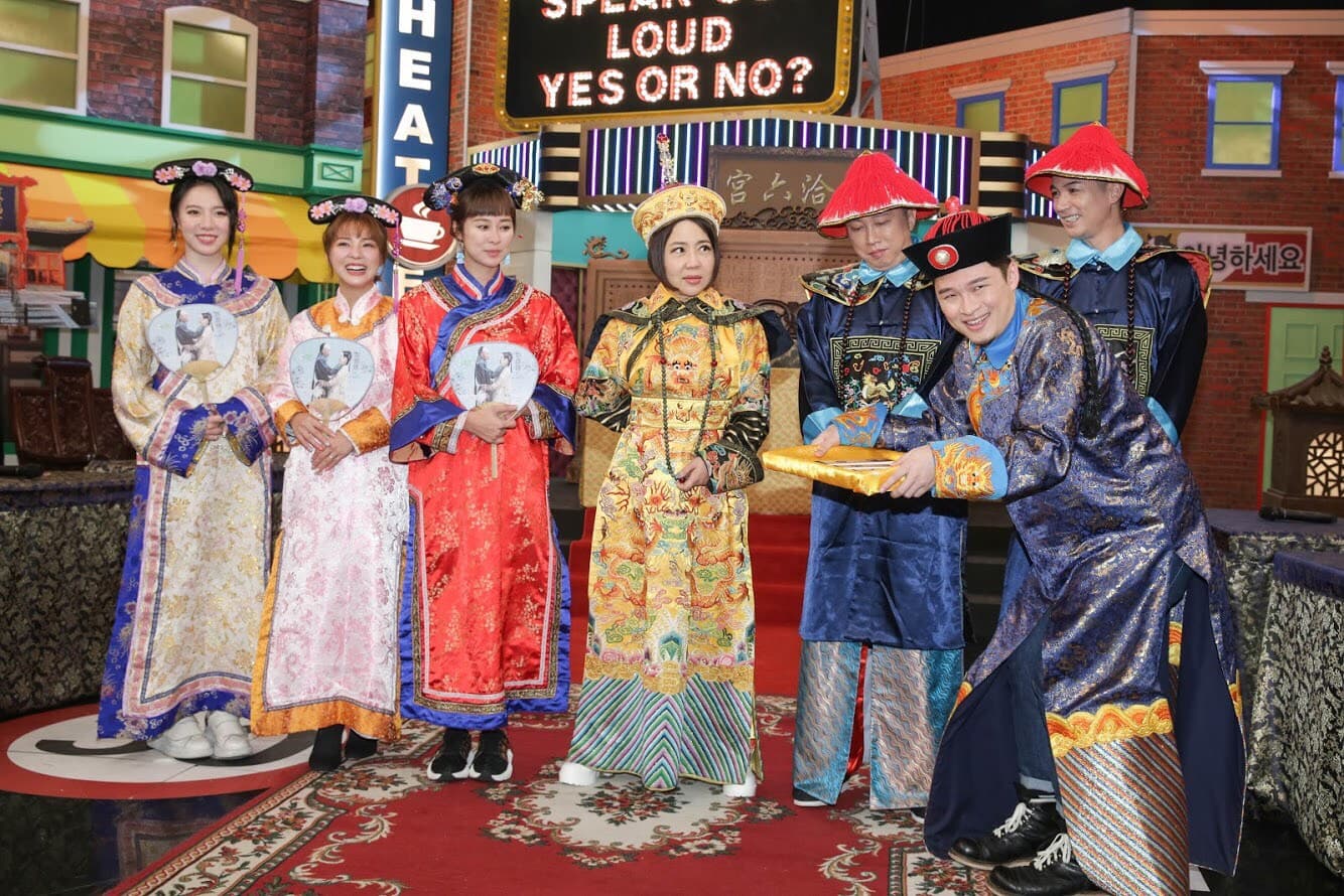 于美人在節目上演出皇上翻牌橋段,歡迎浩子加入節目主持