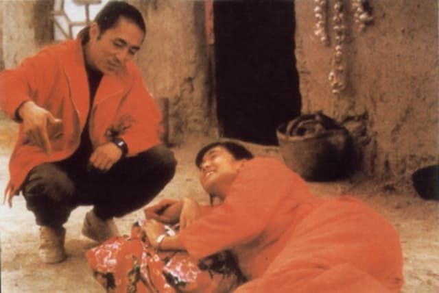 當年張藝謀與鞏俐在《紅高粱》的拍攝現場。（前景娛樂提供）