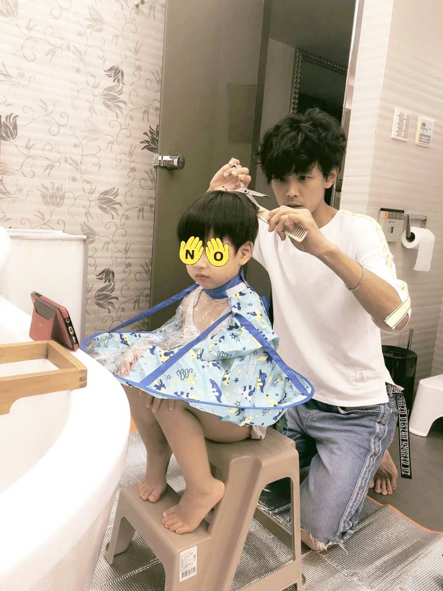 阿翔把三腳貓的剪髮功夫用在自己兒子身上,相當大膽。(民視提供)