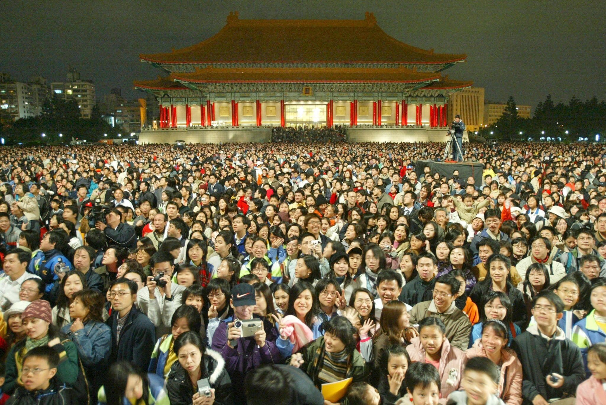 2005年柏林愛樂首訪台灣,牛耳藝術在兩廳院廣場做了戶外轉播,吸引大批樂迷擠滿廣場,感動了柏林愛樂與當時的指揮賽門拉圖,成為日後柏林愛樂數位音樂廳誕生的主要契機。(牛耳藝術提供)