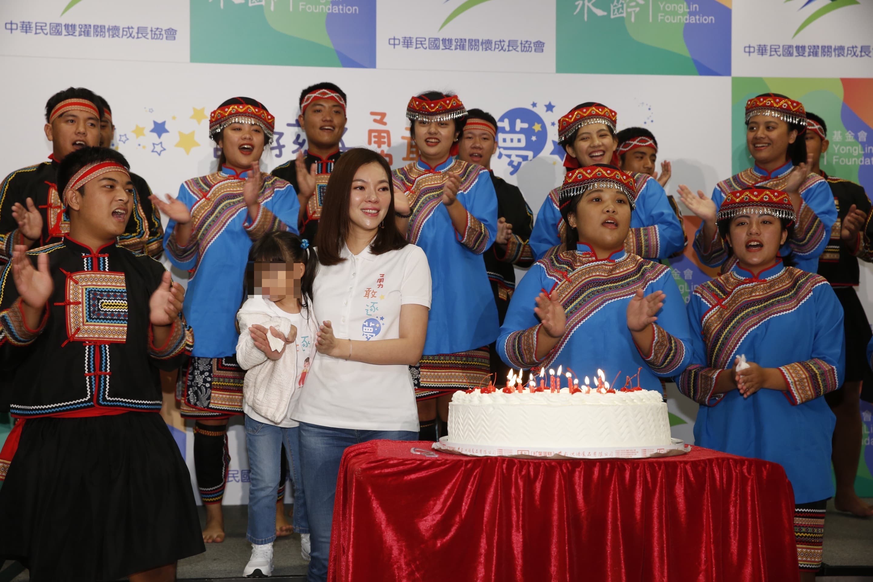 未能出席活動的郭台銘則準備了蛋糕與鮮花,並說「夫人捐多少,他就捐多少」。