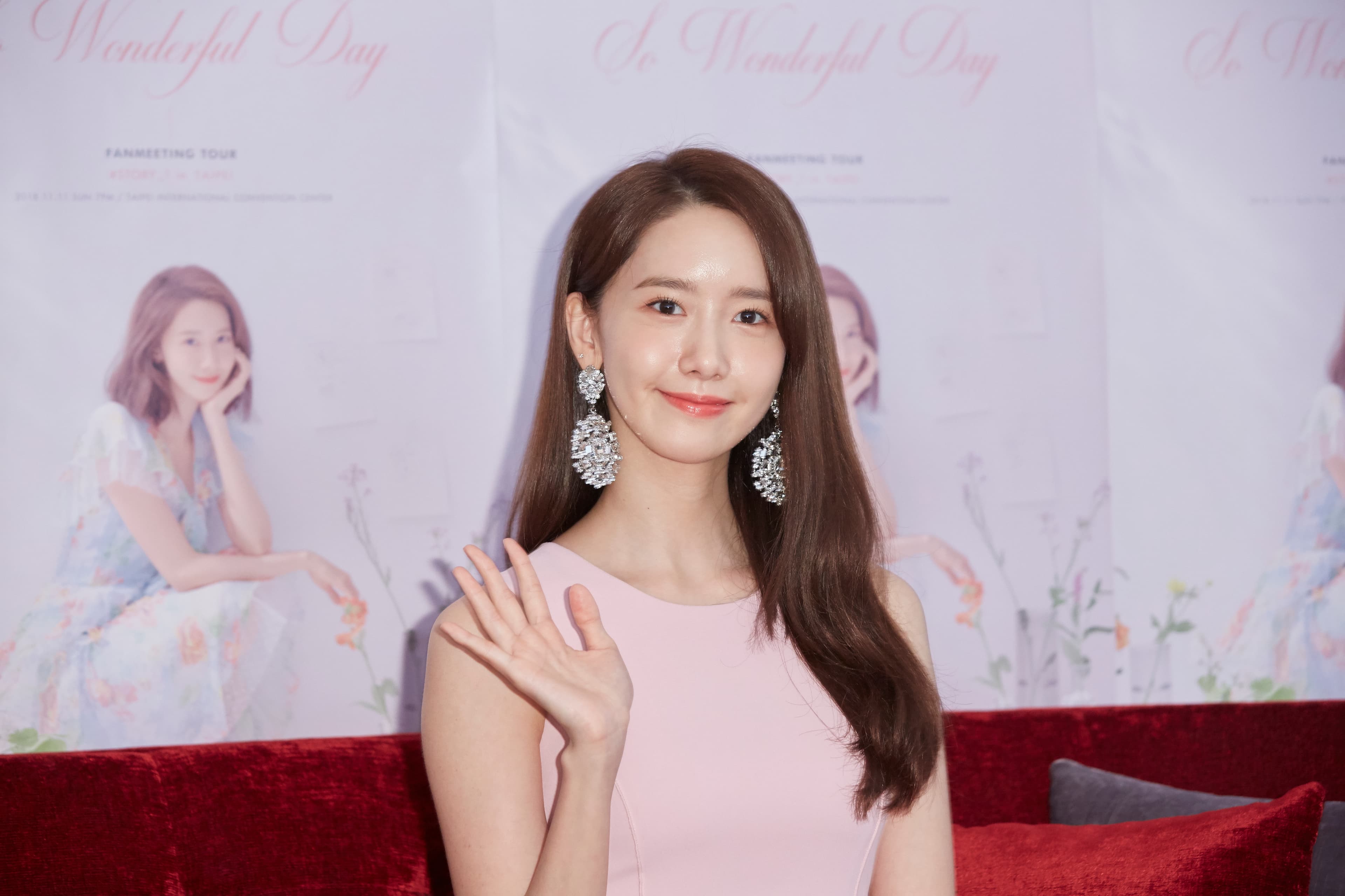 少女時代潤娥以一身粉紅色貼身洋裝出席聯訪。