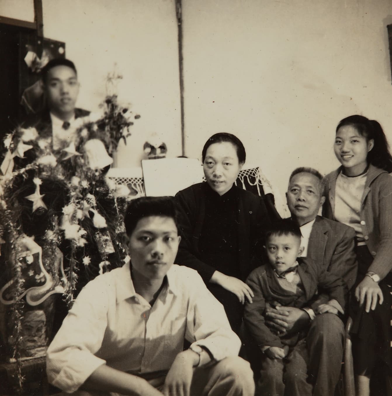 抱著楊恩生（右3）的父親在他8歲時過世，之後大他許多的哥哥姊姊離家工作、嫁人，母親（左2）到外地教書，留12歲的他獨自生活。（楊恩生提供）