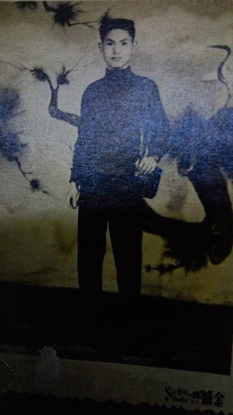 陳杏春15歲入行學藝的紀念照。