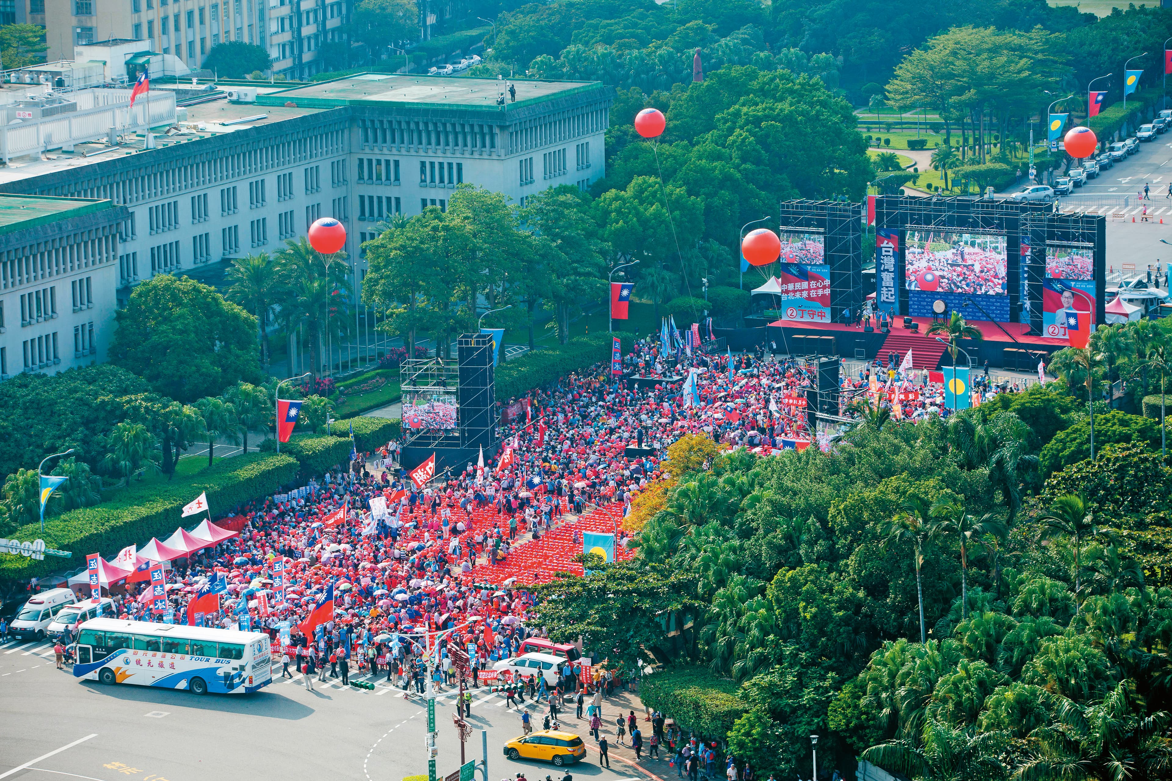 國民黨在凱道為丁守中舉行造勢,現場旗海飄揚,訴求藍營支持者歸隊的訴求明確。