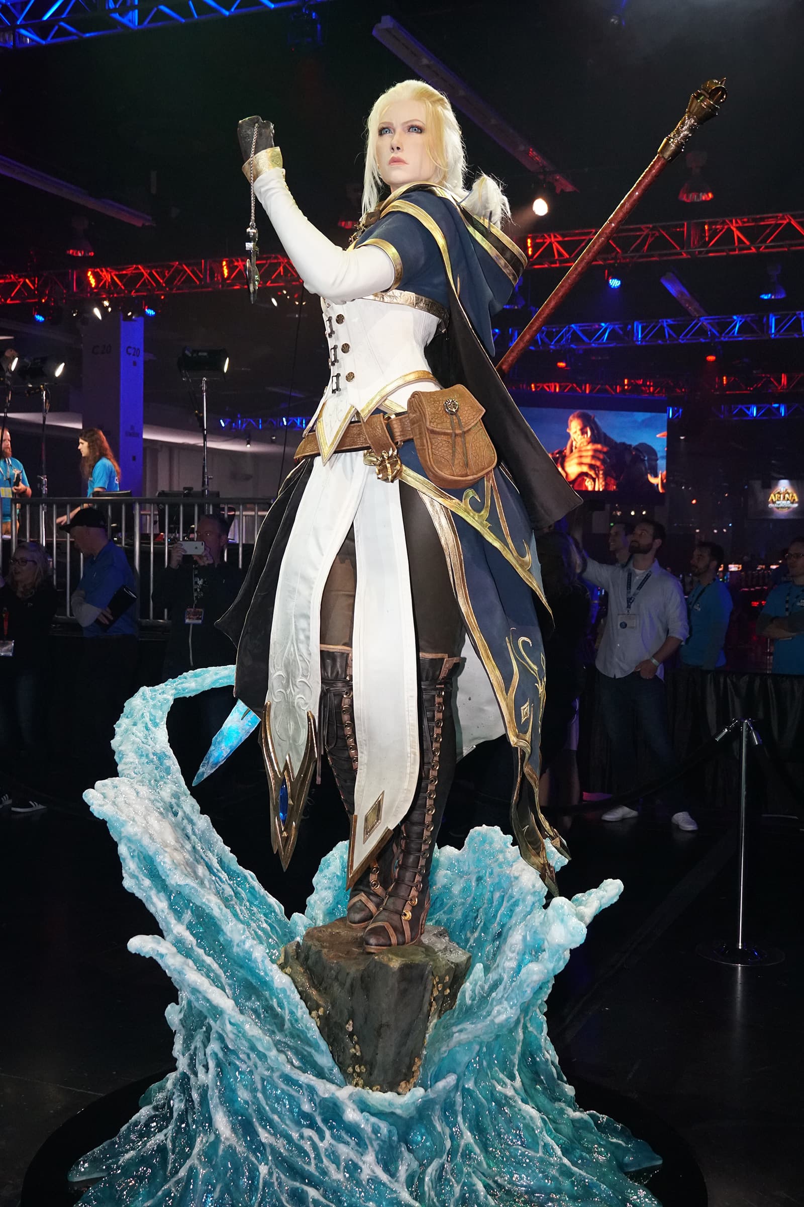 會場各區都有遊戲經典角色的大型塑像,圖為今年新增、《魔獸》系列的法師珍娜。