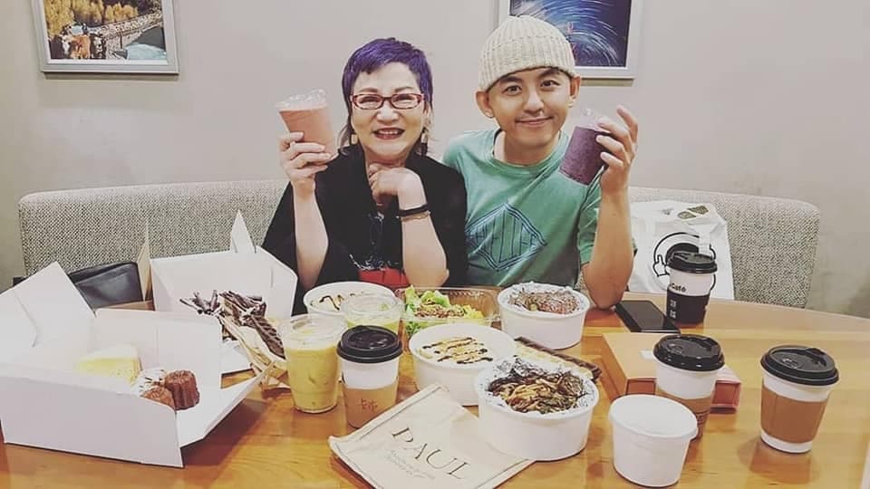 黃子佼的專輯由經紀人張小燕(左)出資,黃子佼只負責出「人」。(翻攝自黃子佼臉書)