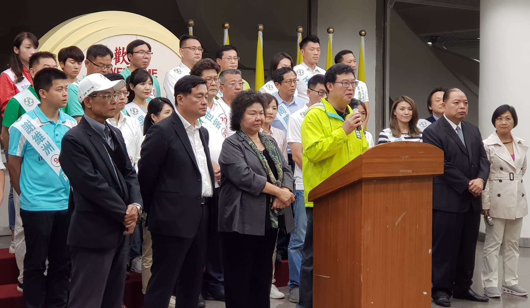 北市選情低迷,陳菊號召支持者贏回台北市,但姚文智發言時,綠營市議員卻個個臉色凝重。(翻攝顏若芳臉書)