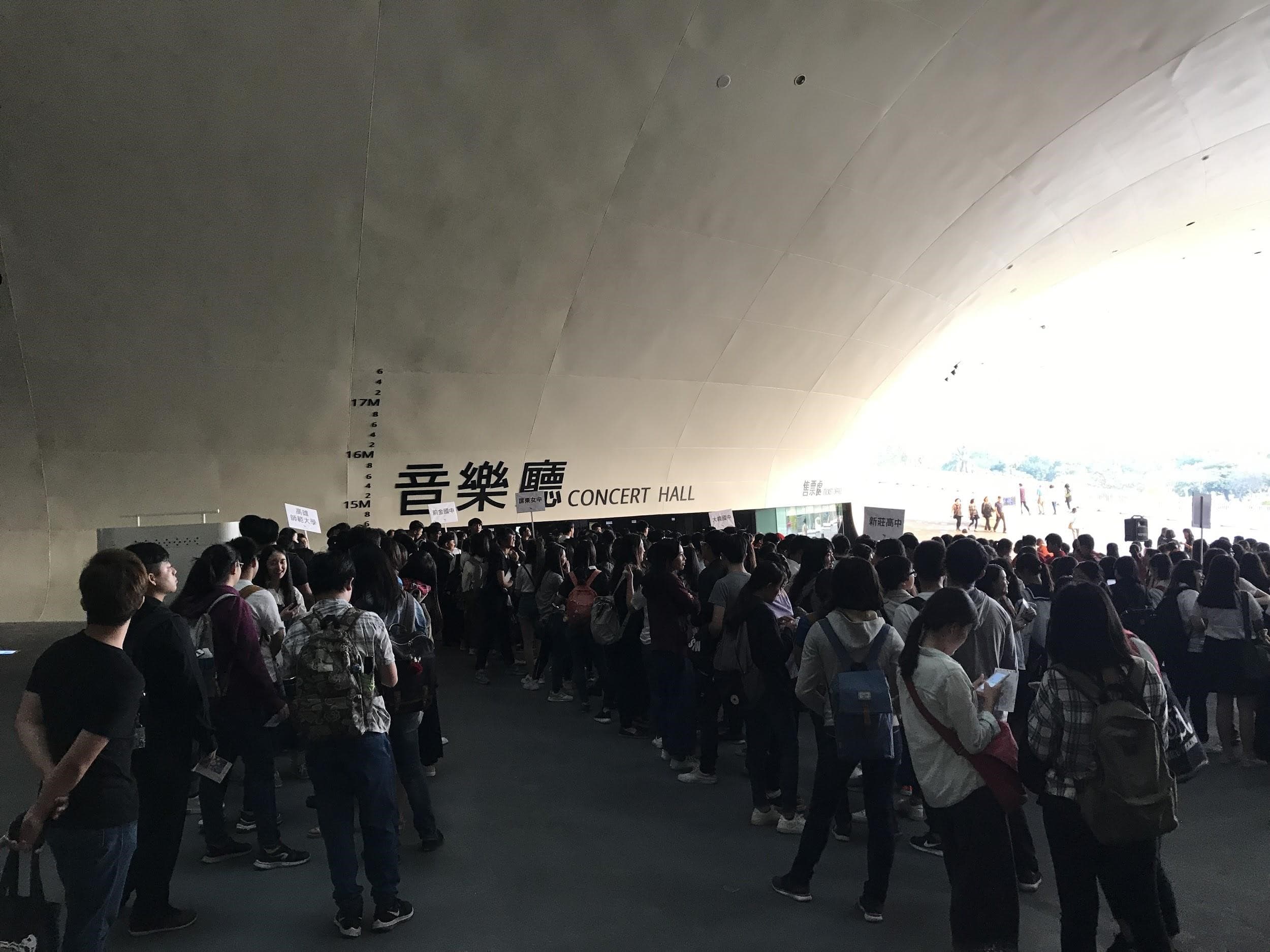 柏林愛樂第今晚於衛武營國家藝術文化中心舉行第3場演出，下午5點不到，場外已有排隊人潮。