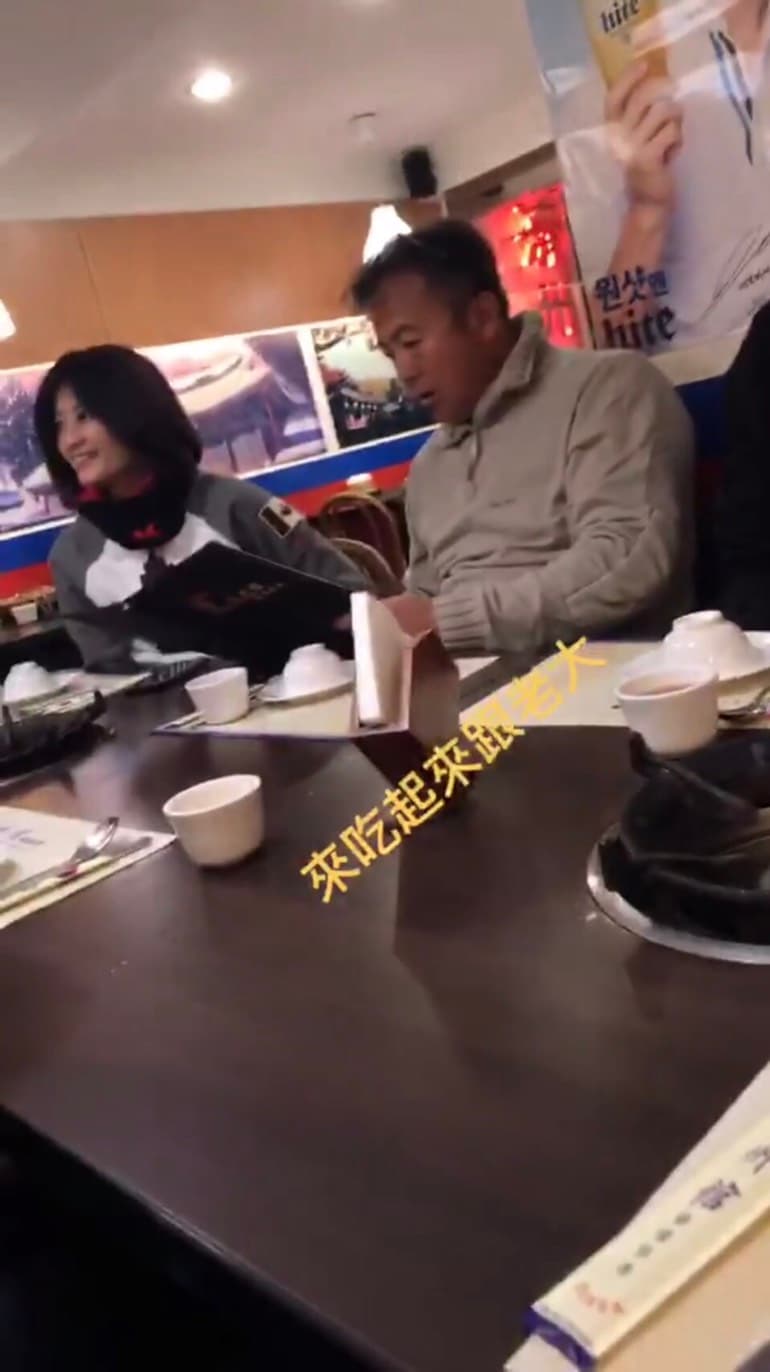 王傳家與杜女在餐廳比鄰而坐,被球隊學生貼上社群媒體IG。(讀者提供)