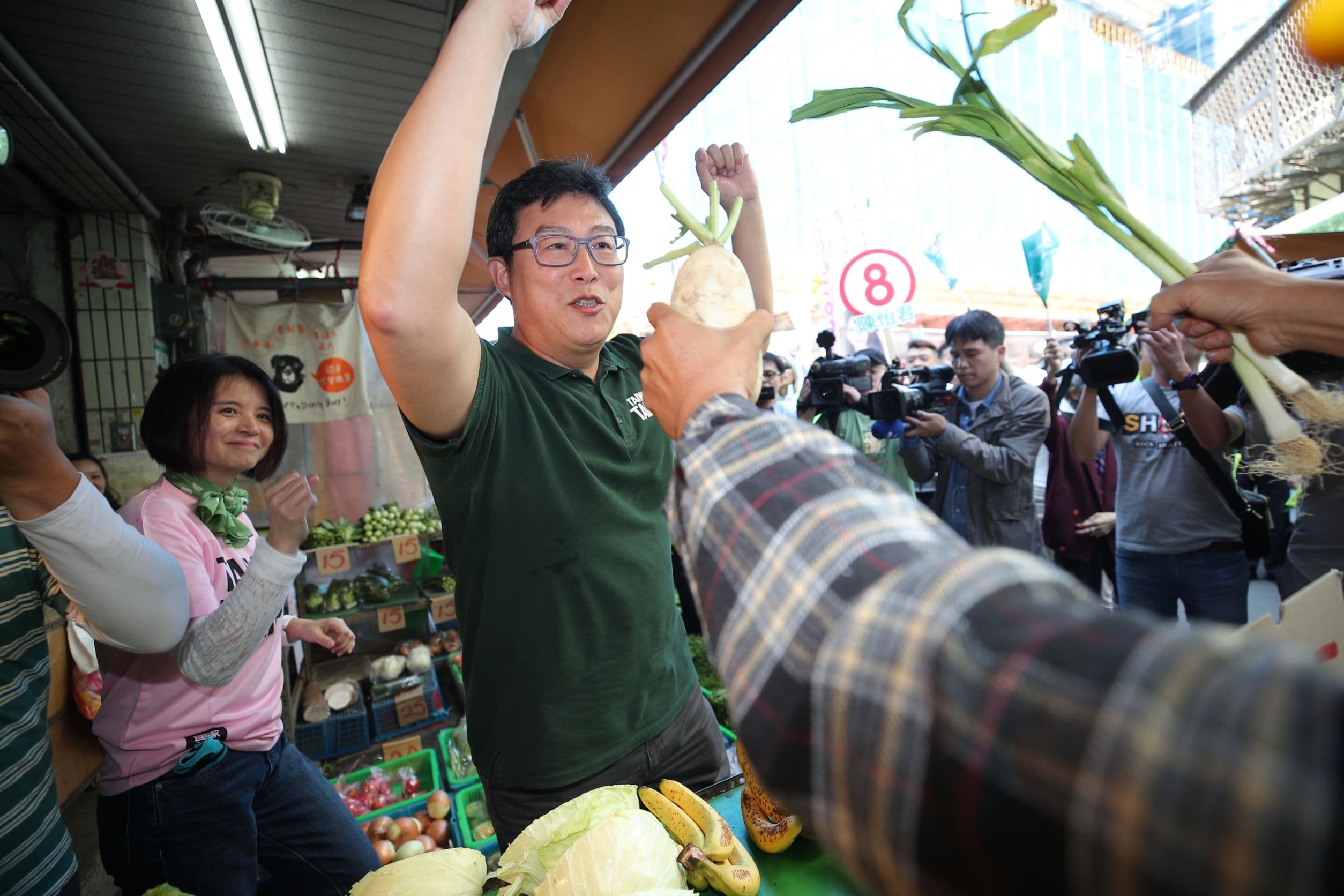傳出姚文智陣營也想邀駐日代表謝長廷出席18日的牽手活動。（姚文智競選辦公室提供）