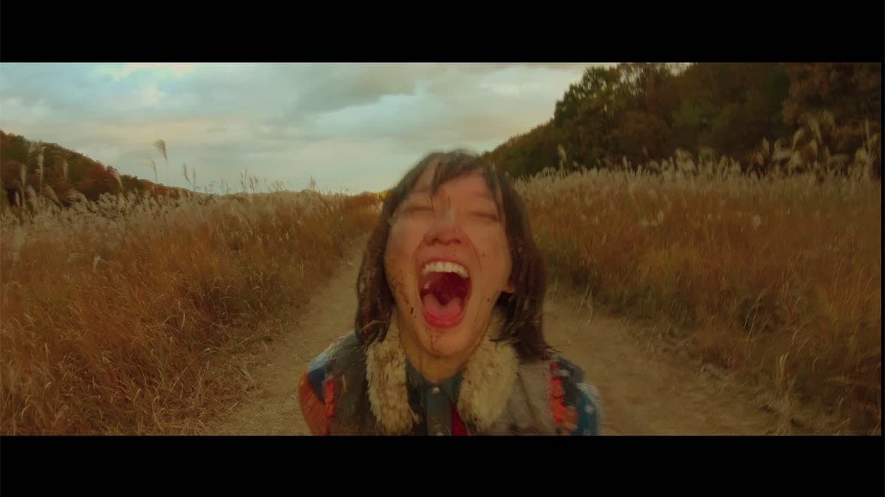 攝影師相馬大輔想要拍女主角的聲帶,於是便用一個微型攝影機,後面黏一根棒子,把它捅到飾演風花的吉岡里帆的嘴巴裡。(翻攝自youtube/maidigitv)