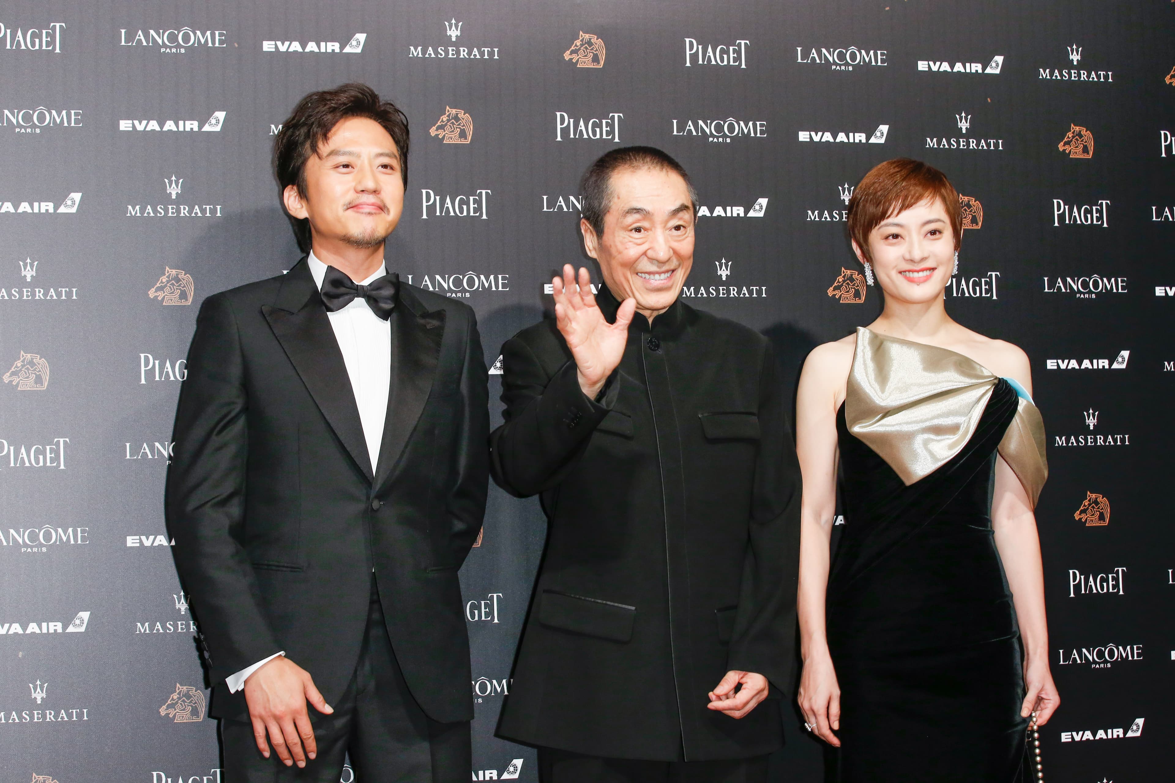 張藝謀和鄧超、孫儷夫婦一起走紅毯。