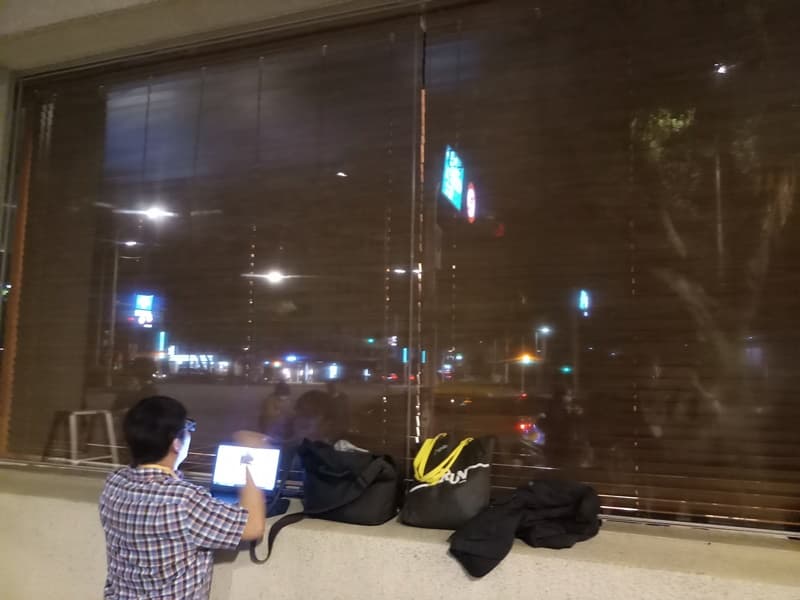 張藝謀確定不受訪，工作人員還關窗。