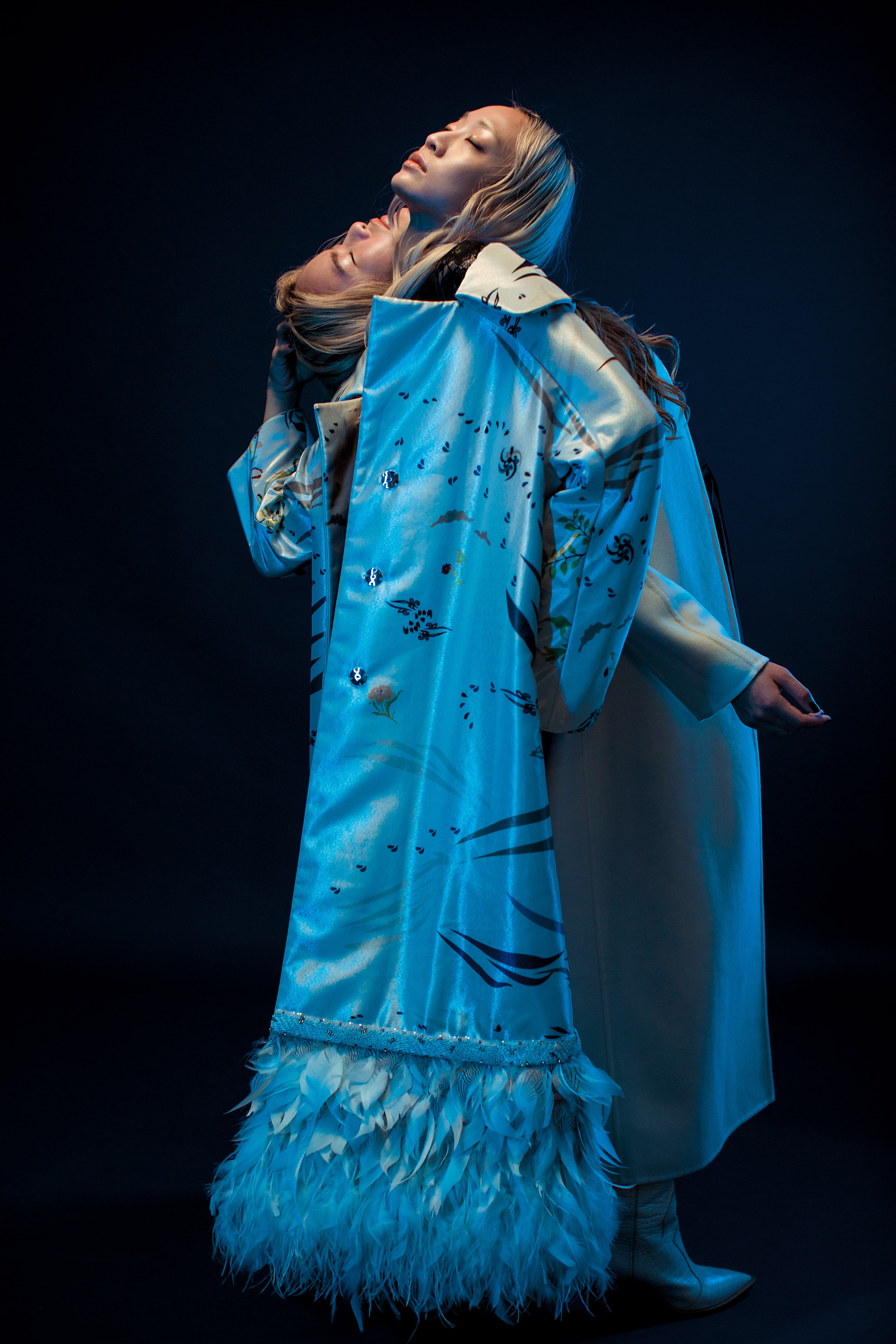 左:圖騰羽毛飾邊大衣,NT$89,800 by 夏姿;透膚黑色連身褲,NT$42,800 by Blumarine/右:米色繫帶長大衣,NT$165,400 by Max Mara;黑色連身褲裝,NT$109,000;白色短靴。NT$40,900 by FENDI