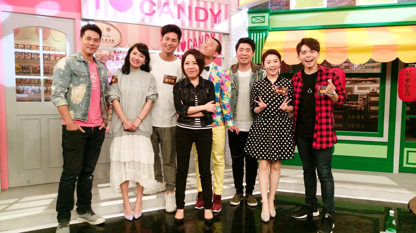 衛視中文台《請問你是哪裡人》大合照,左起惟毅、謝忻、楊子儀、于美人、浩子、梁赫群、楊小黎、黃豪平。(衛視中文台供)