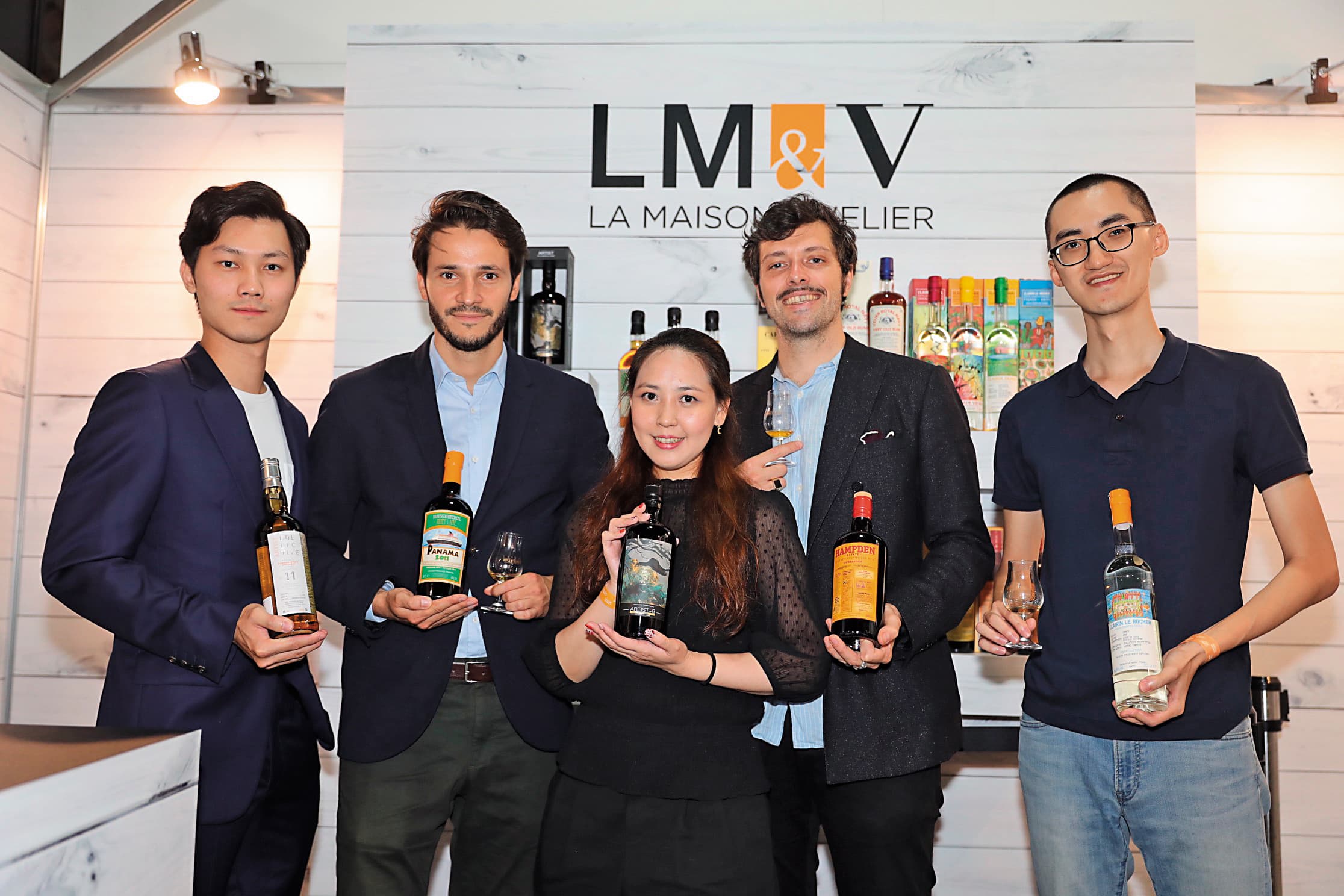 請注意看這攤是LM&V而不是LVMH，是法國與義大利合資的獨立裝瓶商，Zoe（中）帶來2位國際朋友，法國來的（左2）以及義大利來的（右2），都是帥又有型且充滿酒類知識的老外。