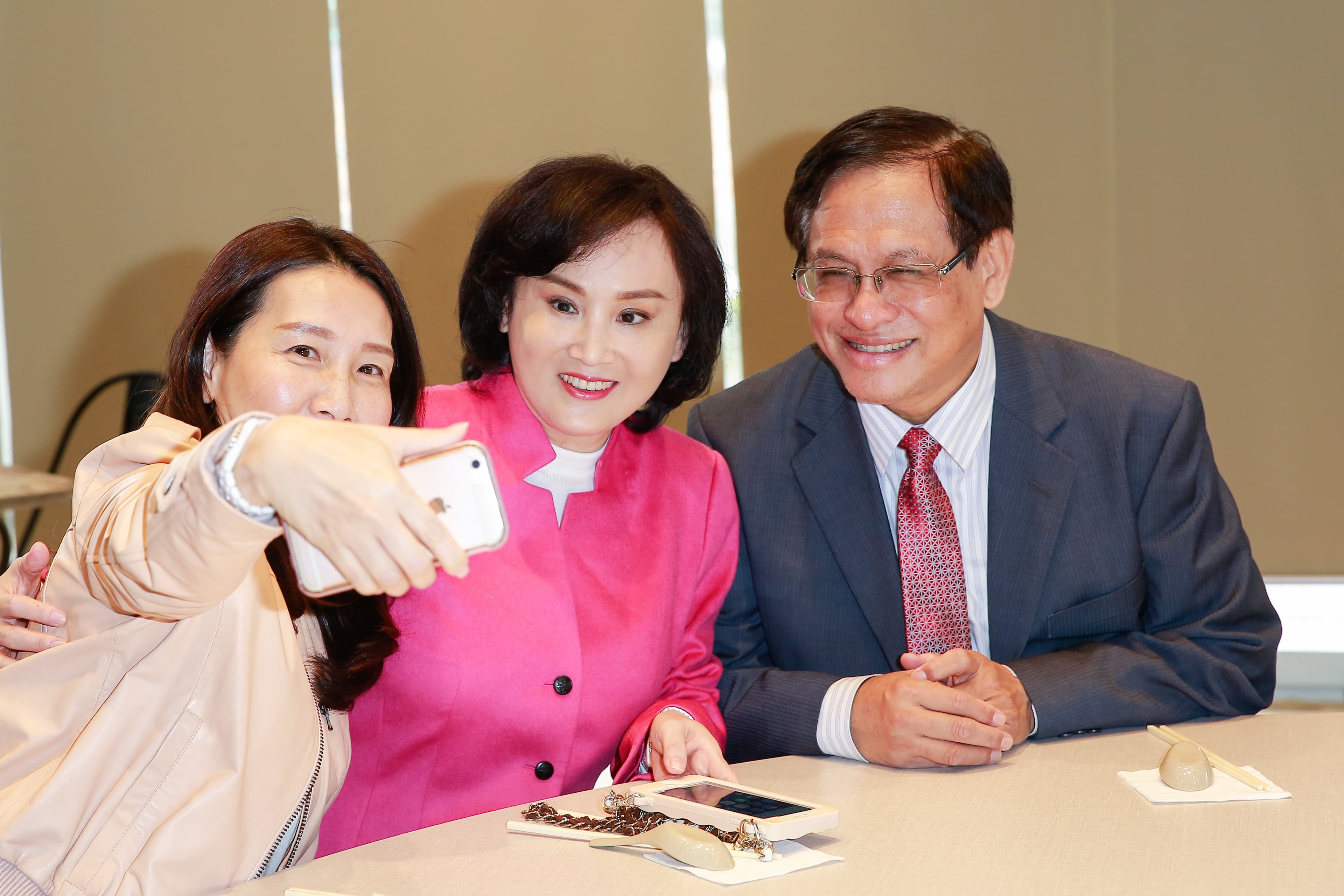胡婉玲(中)就《政經看民視》播送舊民調一事面報董事長郭倍宏(右),不料郭卻決定節目照播,就算罰款也不在乎。