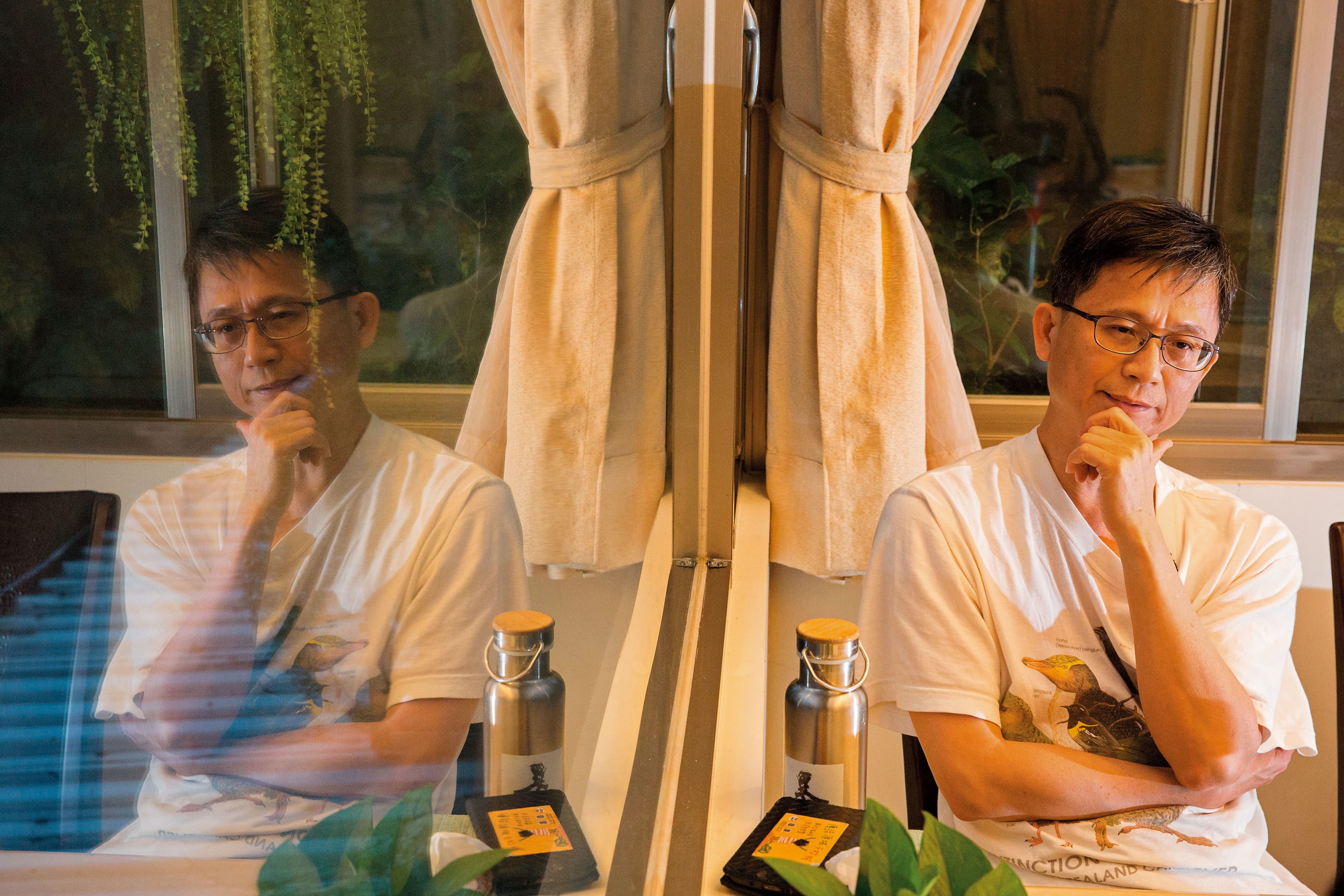 辭職1週後,詹順貴在家裡接受訪問,陷入深沉思考的模樣。