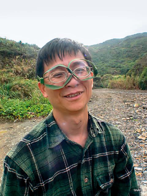 詹順貴習慣在打環境訴訟時,親身到現場體驗。圖為林子淩將樹葉圈在他的眼鏡上。(詹順貴提供)