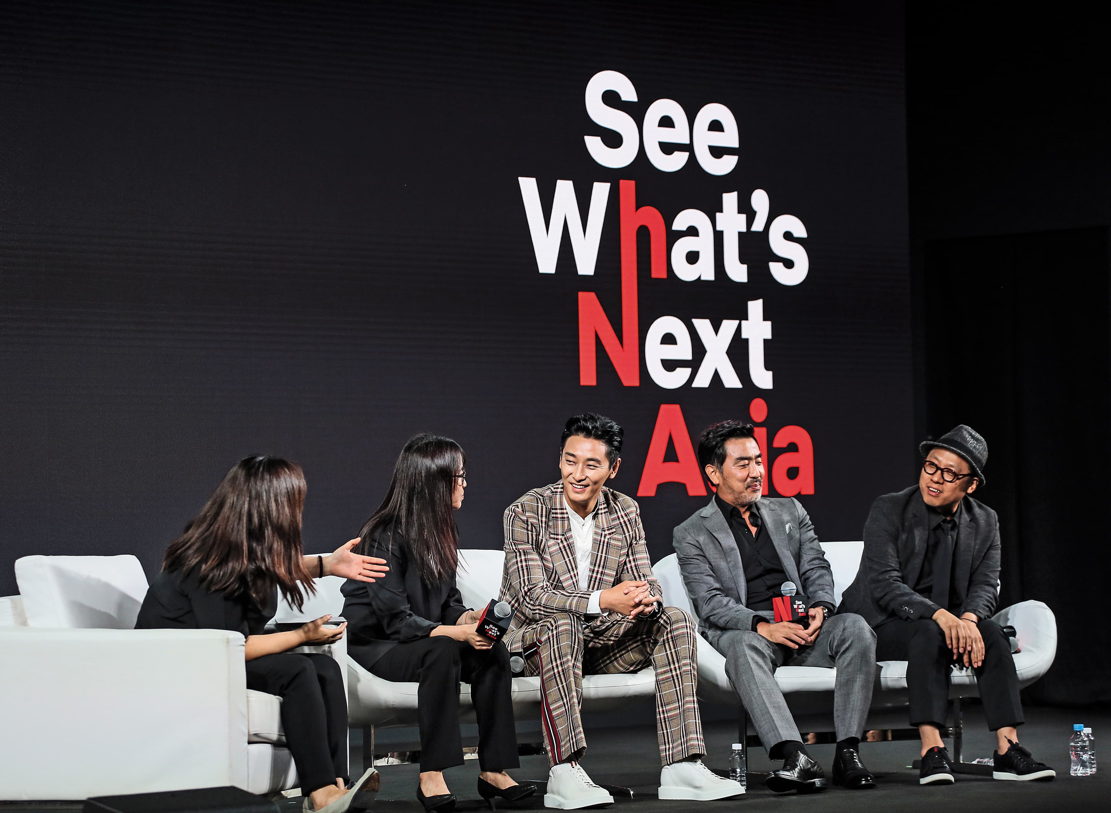 導演金承勳（右起）、演員柳承龍、朱智勳及編劇金銀姬在Netflix舉辦的新作發表會上暢談拍攝《李屍朝鮮》點滴。（Netflix提供）