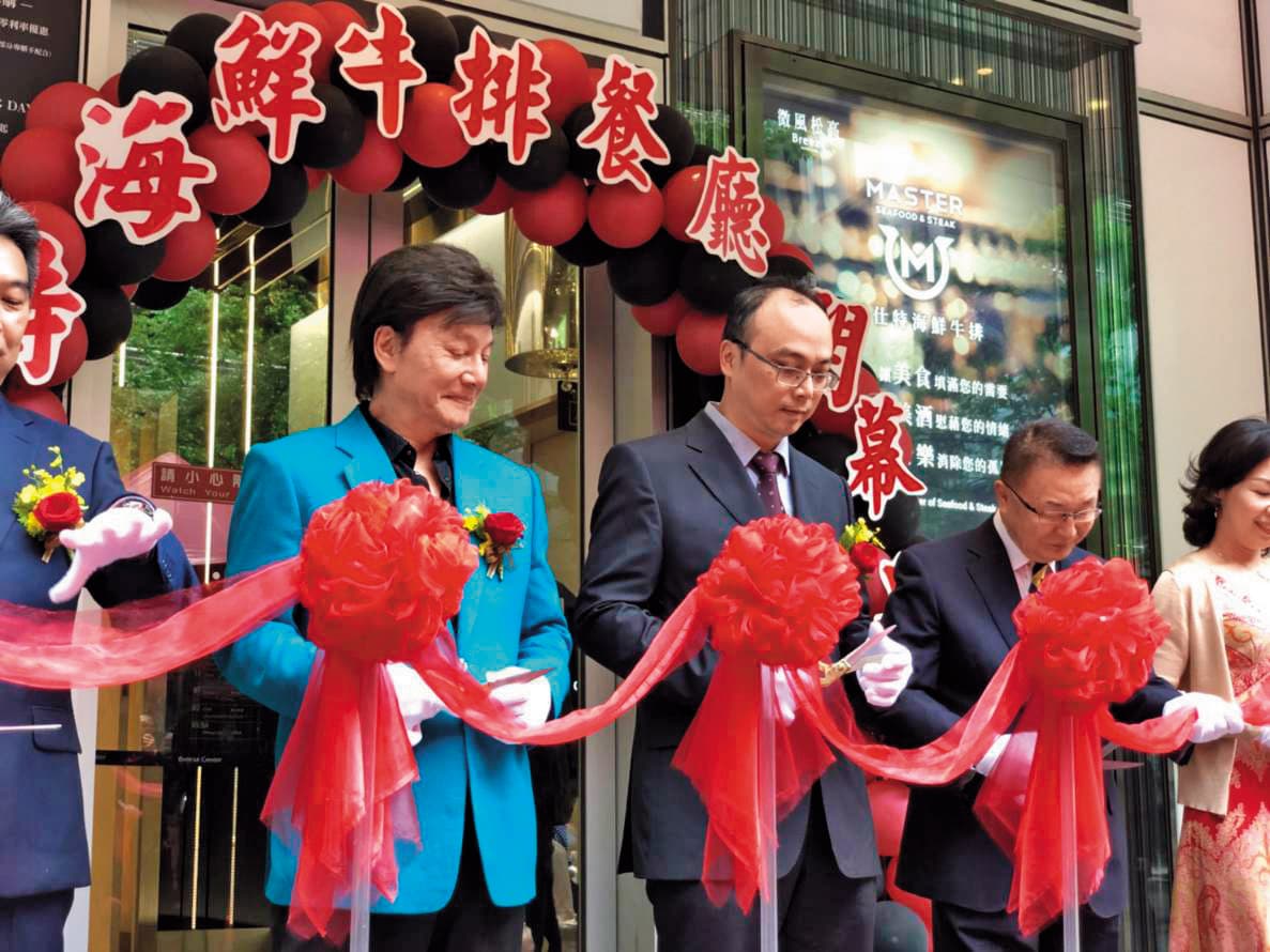 美仕特海鮮牛排餐廳今年5月底在知名百貨公司盛大開幕，董事長吳易展（中）與大股東、資深演員藍文青（左2）等人共同剪綵，沒想到3個月就惡性倒閉。（讀者提供）