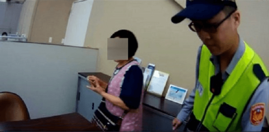 員警阻撓王婦,她一度動怒,指責警方懷疑她找到真愛。(警方提供)