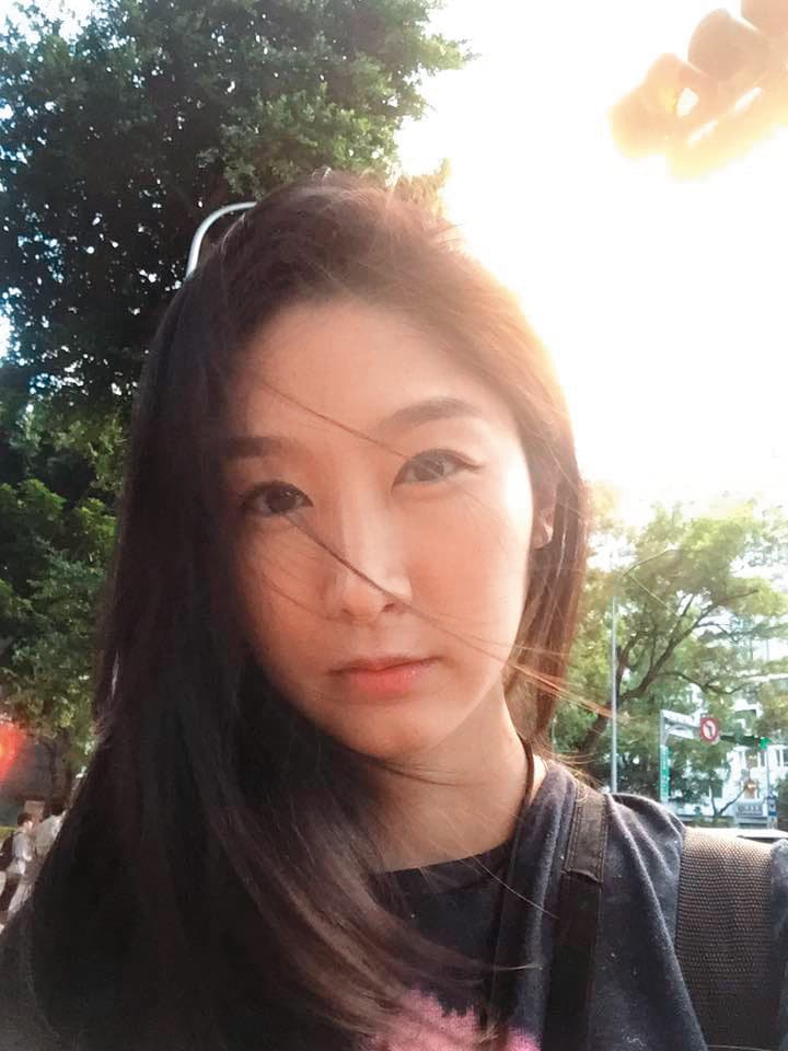 潤泰集團總裁尹衍樑的姪女尹崇珍曾參與多部戲劇演出,今年6月閃嫁圈外男友,在美國登記已升格人妻。(翻攝自尹崇珍臉書)