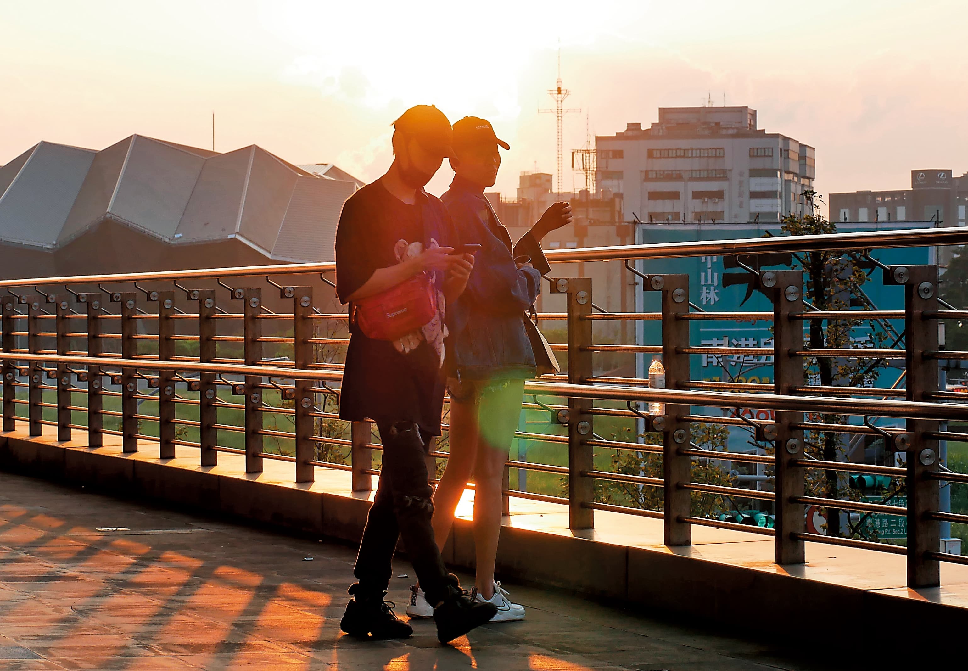 毛弟（左）9月中才被本刊拍到與洪文安浪漫看夕陽。