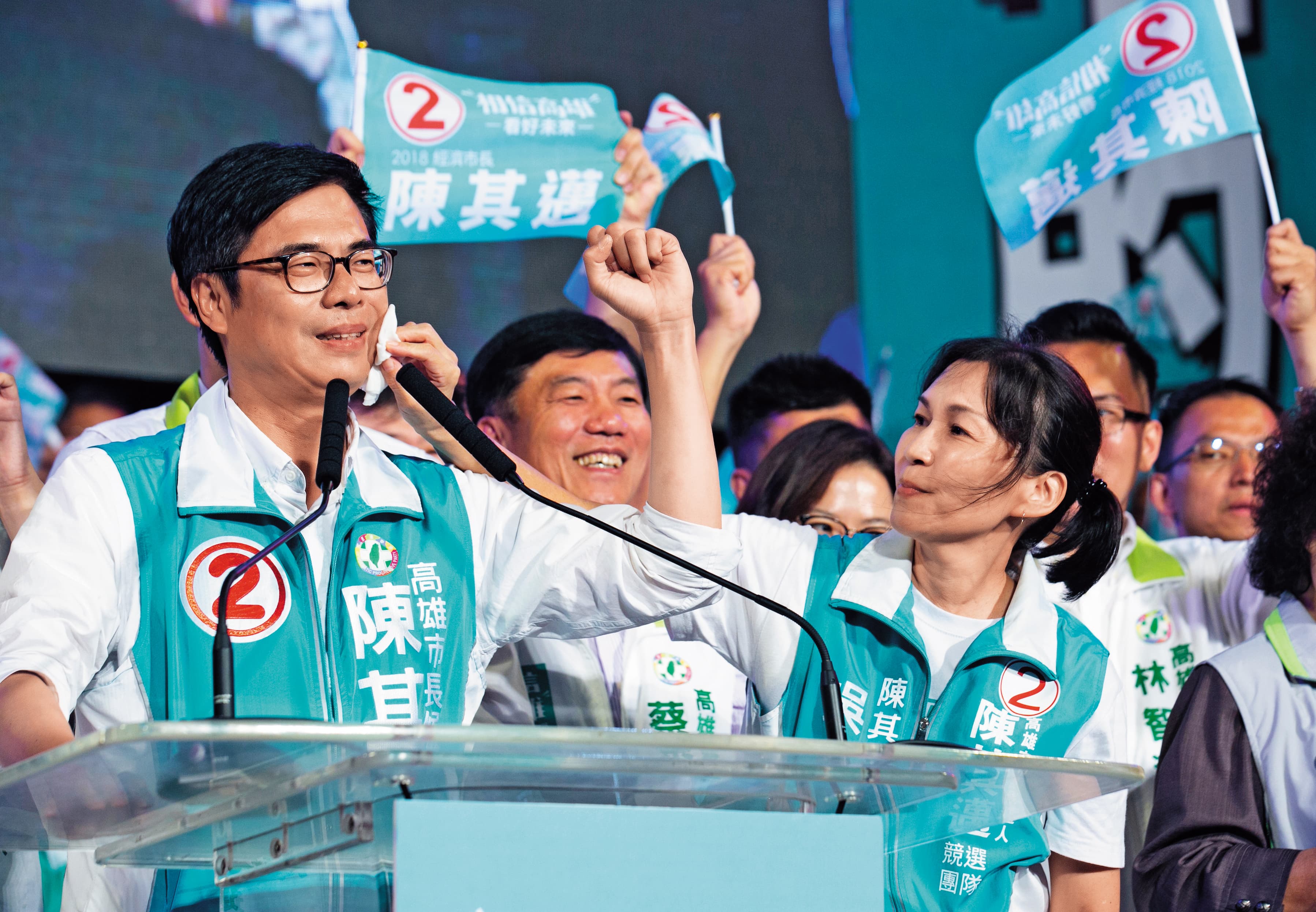 經綠營府院黨傾力搶救,加上金馬統獨議題、「母豬說」發酵,陳其邁選情回穩。