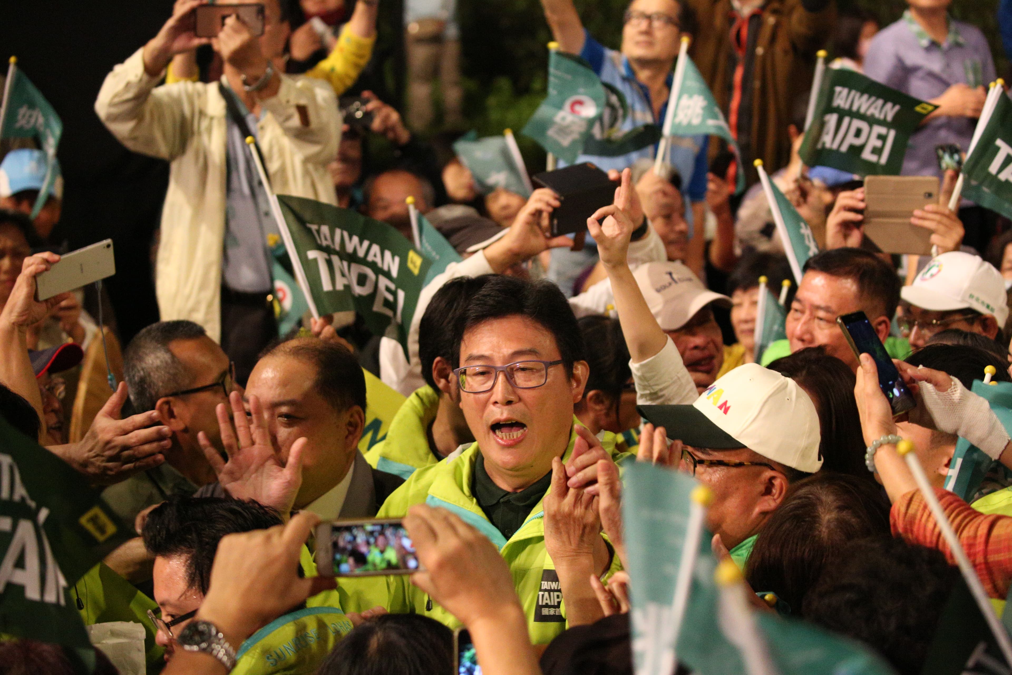 今天現場湧入上萬民眾，姚文智入場時走了將近10分鐘才走上舞台。
