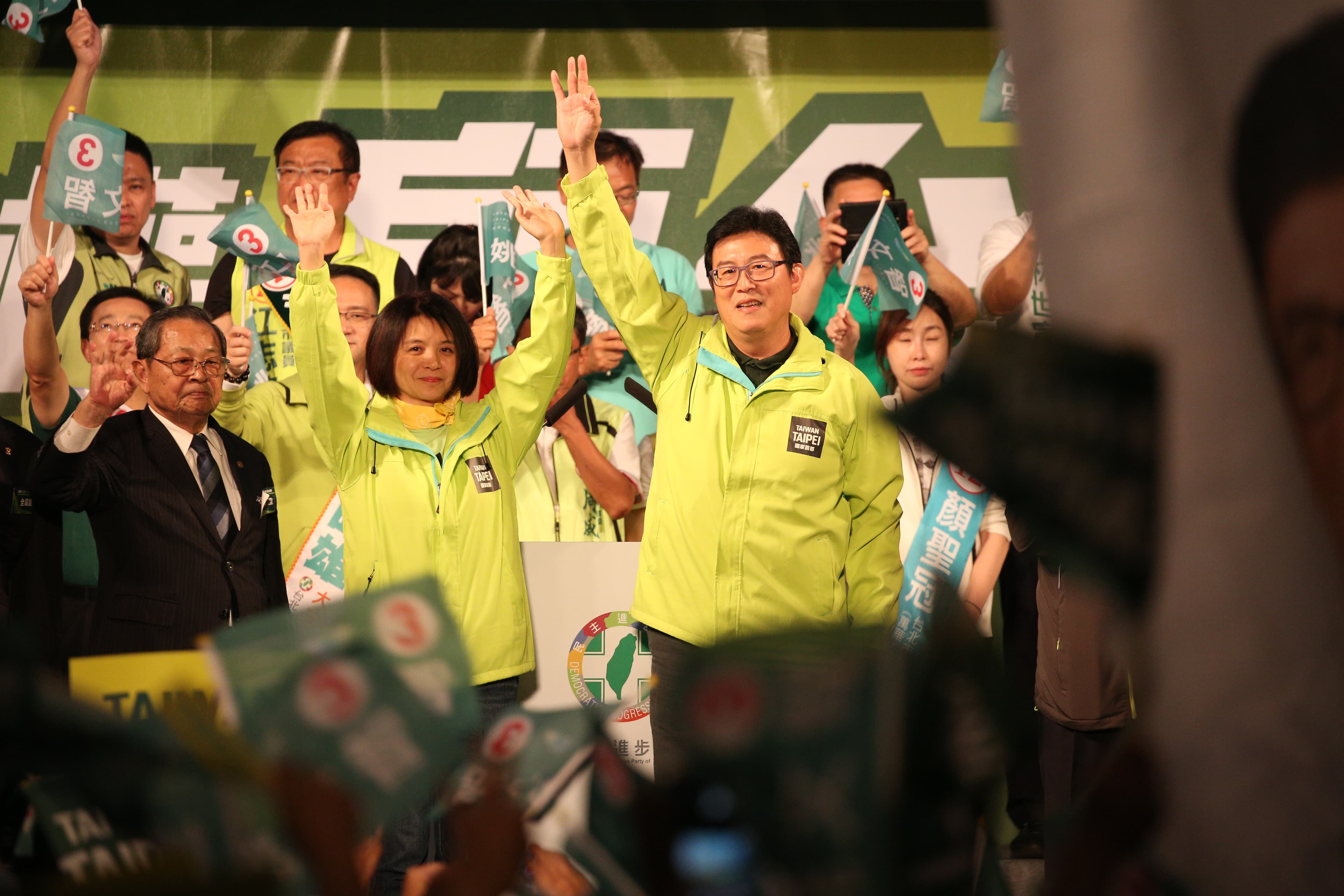 民進黨台北市長候選人姚文智與妻子潘瓊琪同台造勢。