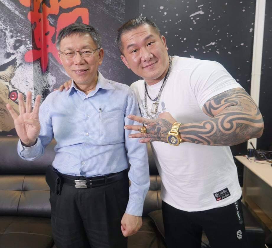 常在直播飆髒話的館長，和台北市長柯文哲直播，罕見沒說一句髒話。（取自館長臉書）