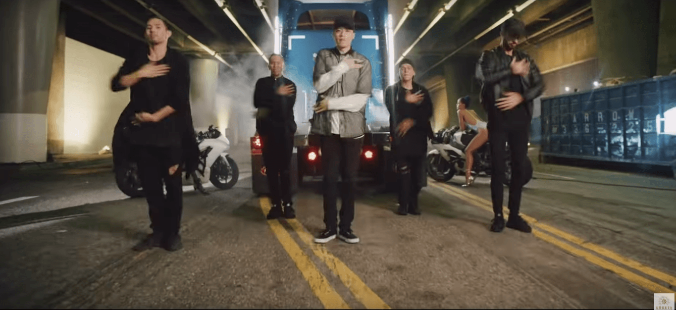 周湯豪的〈Turn up〉在洛杉磯知名街道封街拍攝。(太陽娛樂提供)