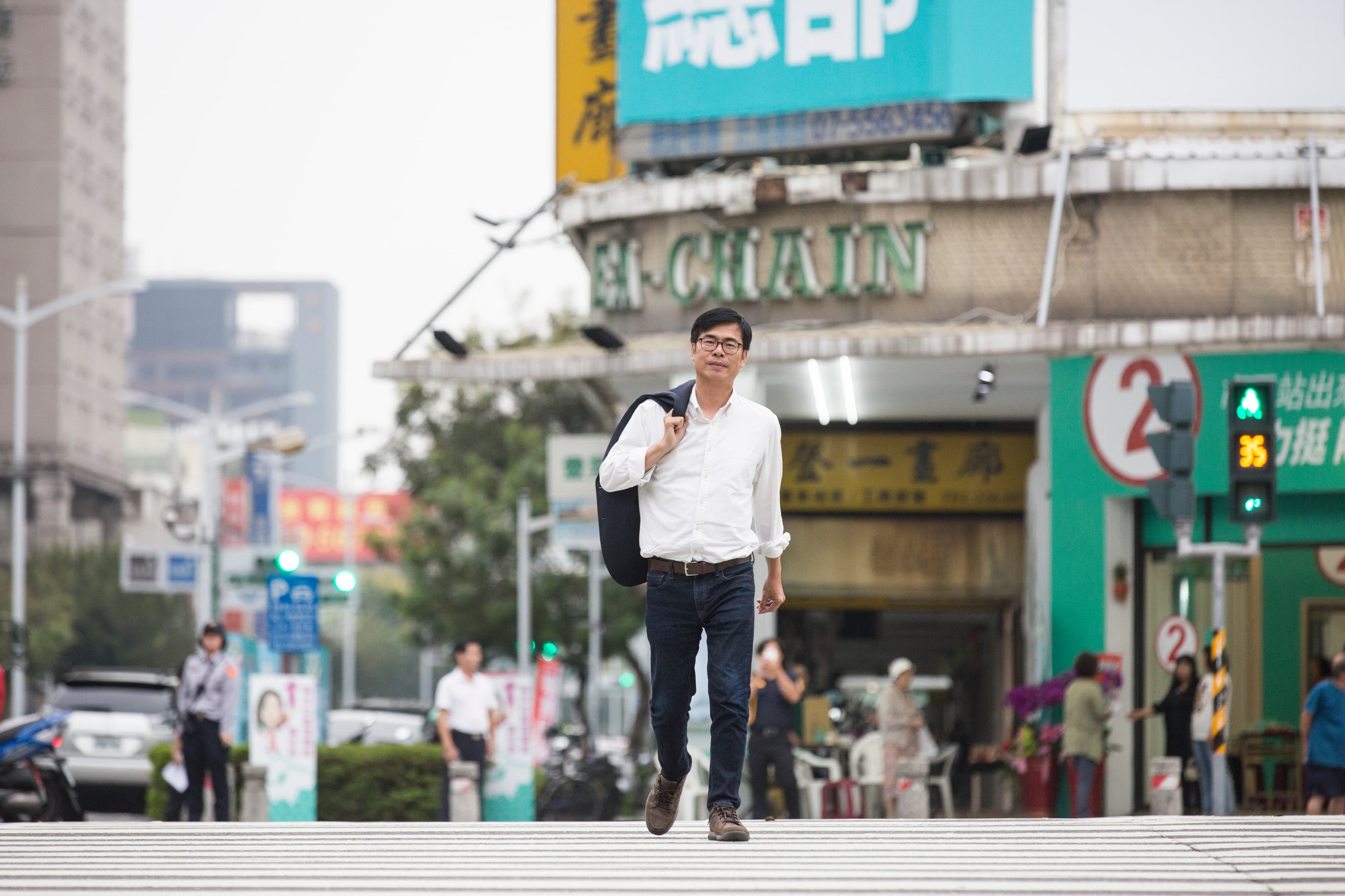選舉前,陳其邁接受本刊訪問,應攝影要求散散步,他已許久不曾輕鬆地走在高雄街頭。