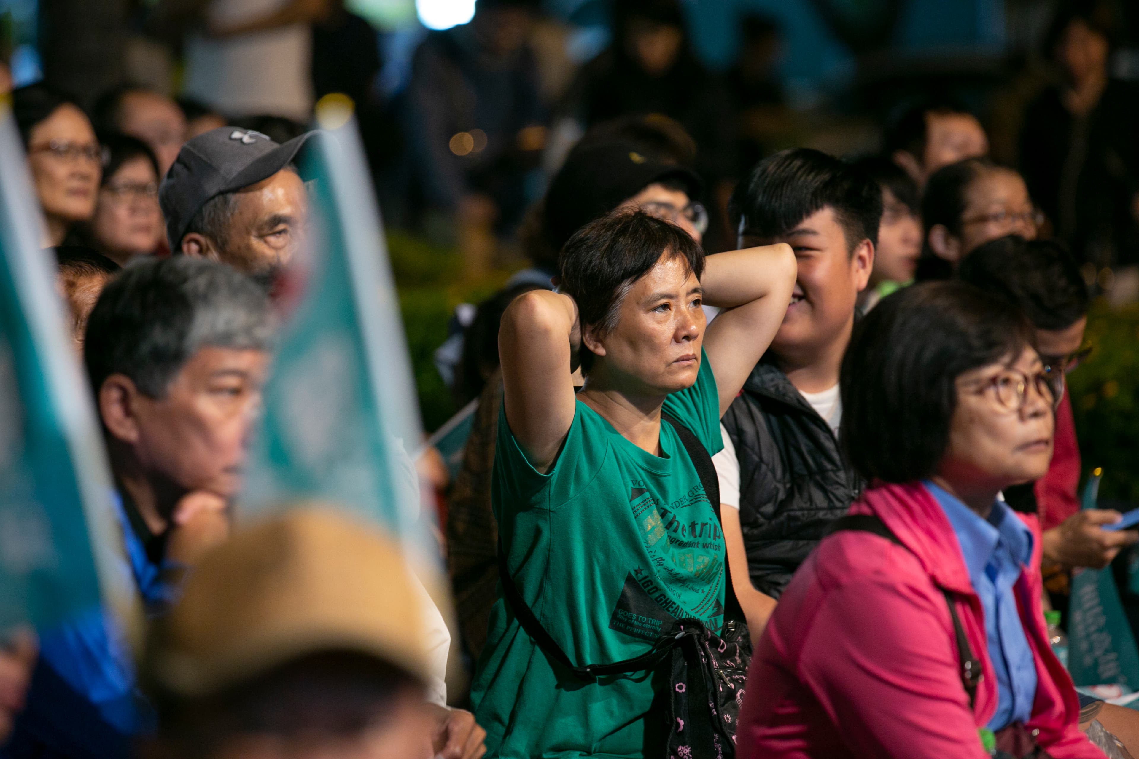 開票當夜，逾千名支持者聚集陳其邁的市民總部，隨著夜愈深，氣氛愈凝重。