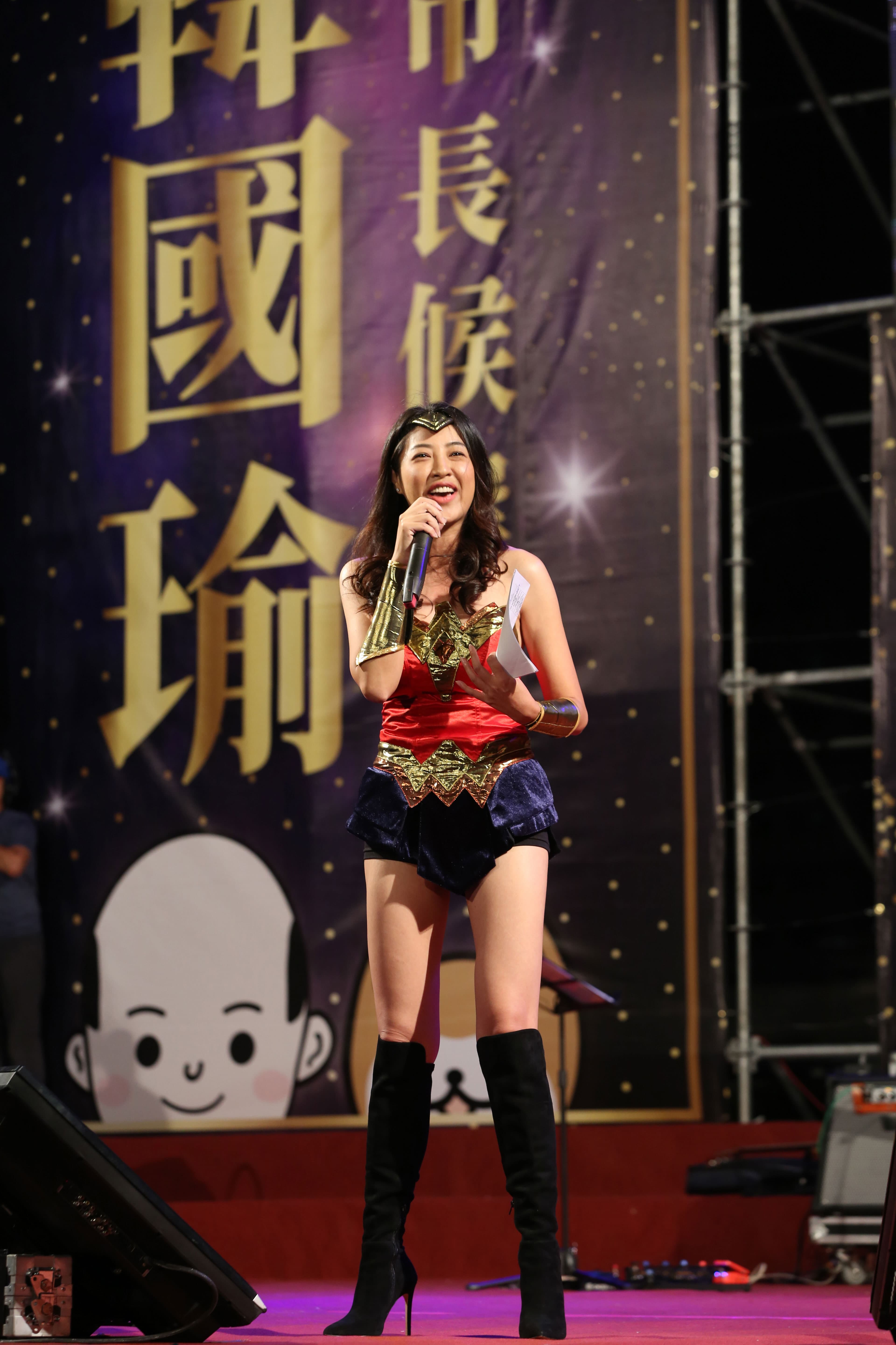 韓國瑜打選戰,有立委許淑華美女牌助陣。