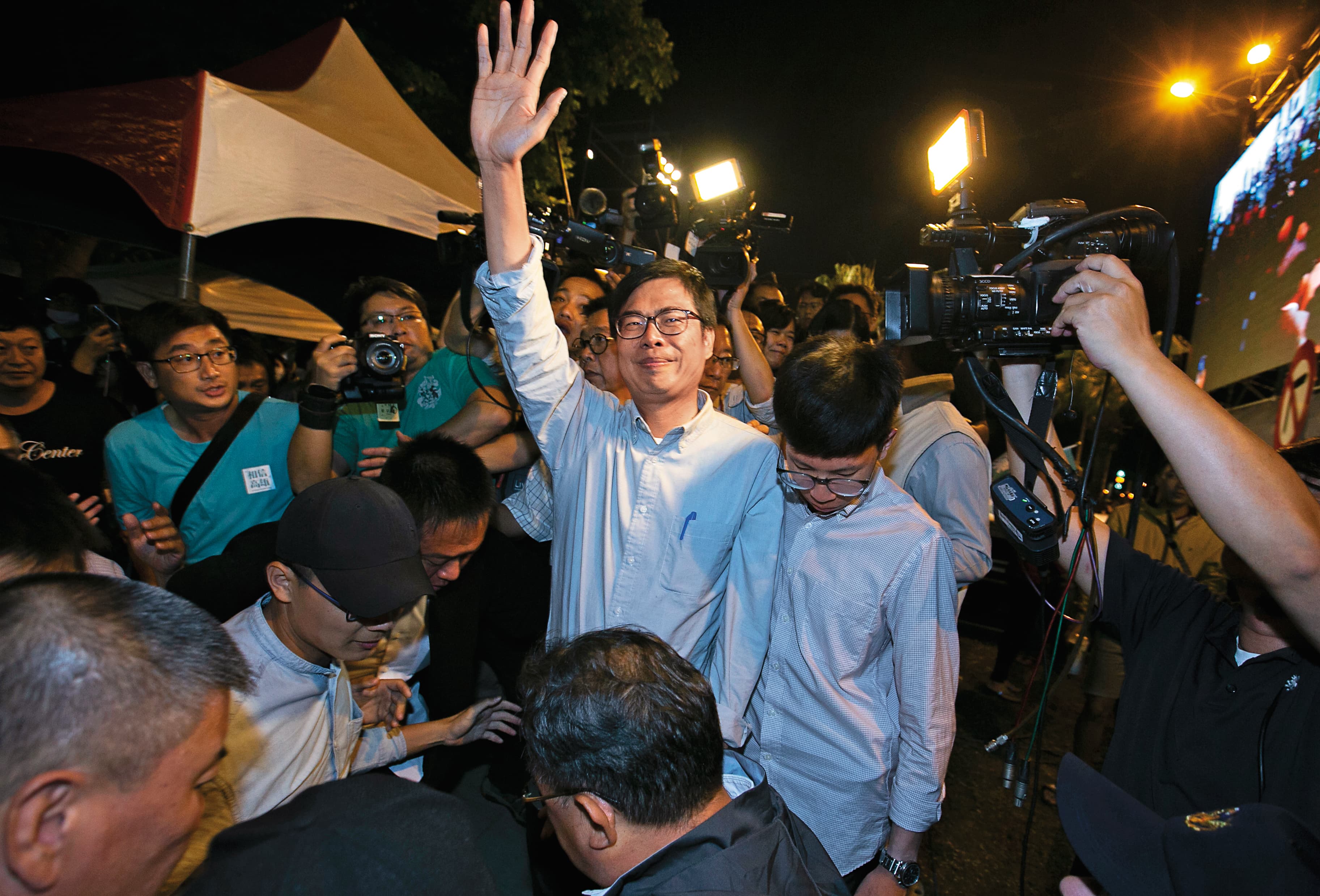 陳其邁在高雄市長選戰中落敗,未來政壇之路恐充滿變數。