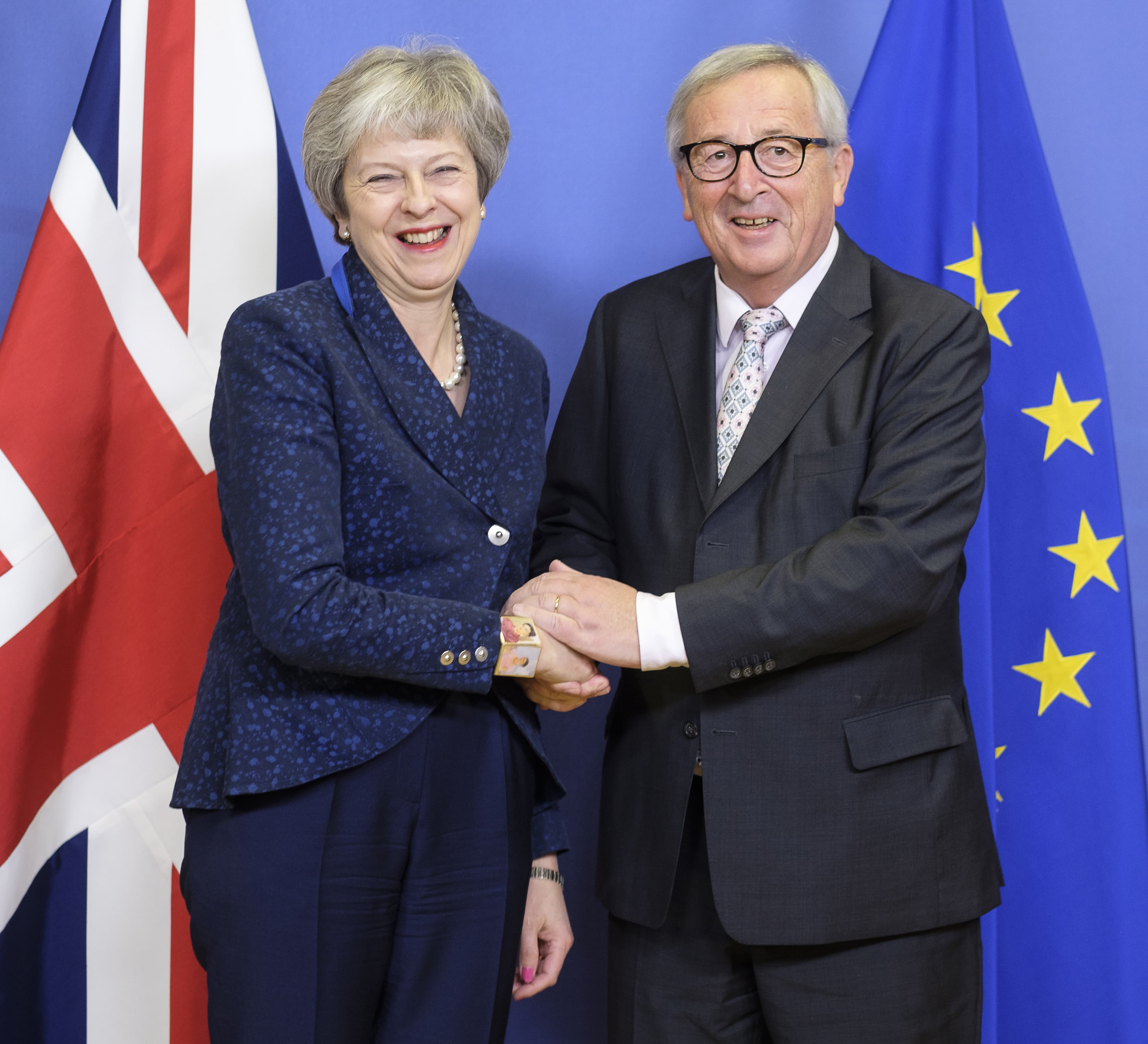 英國首相梅伊與歐盟執委主席榮克出席在布魯塞爾的歐盟領袖峰會。英國與歐盟能否理性分手仍要看英國內部對協議的反應。(東方IC)
